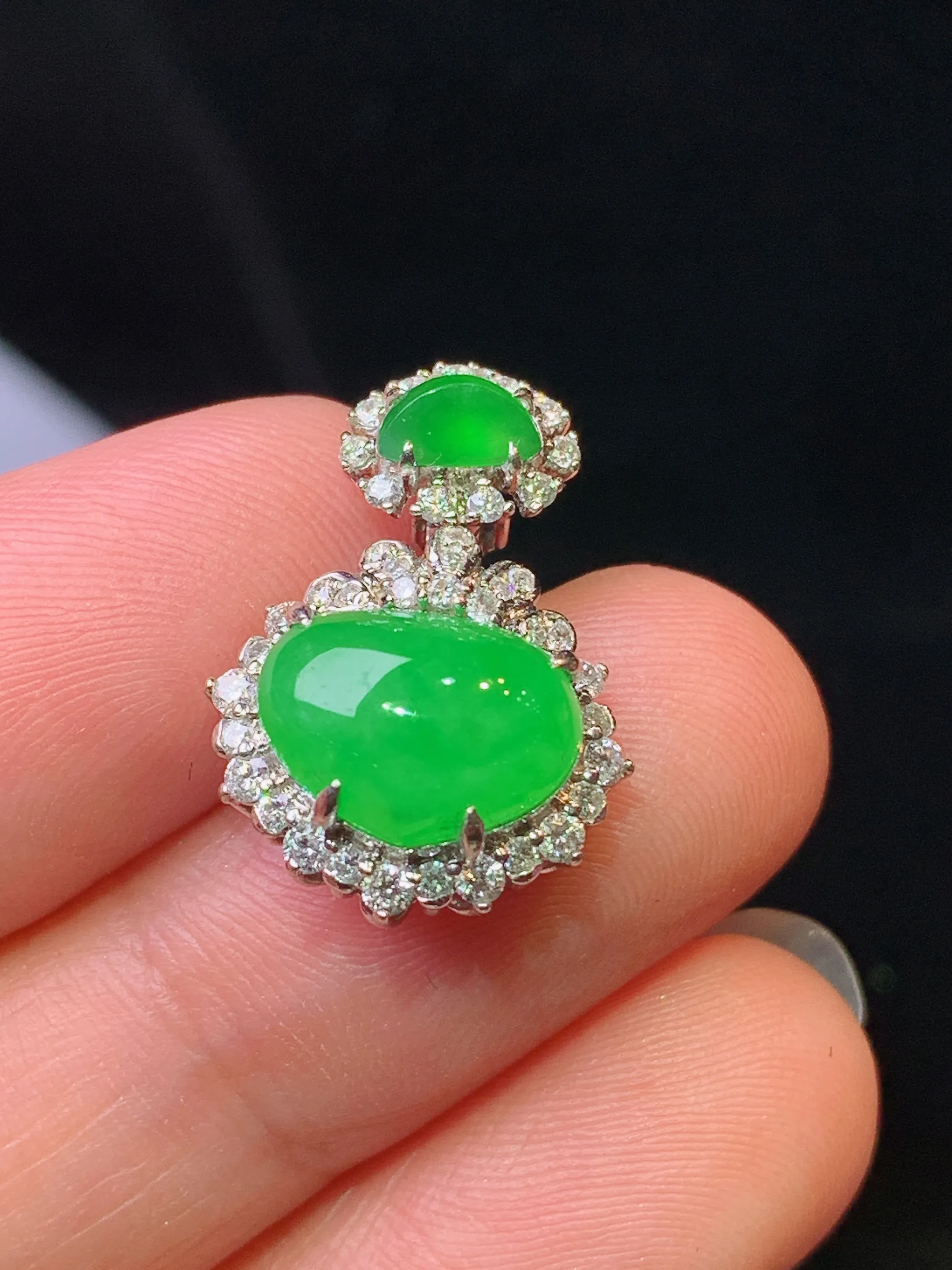 18k金钻镶嵌满绿蛋面吊坠 玉质细腻 色泽清新艳丽 整体尺寸20*14.3*8.6