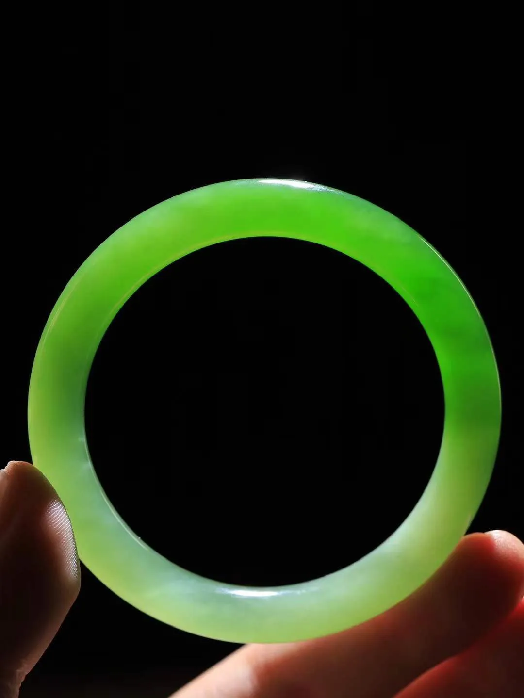 【碧波流转·手镯】

收藏级臻品️和田玉碧玉手镯，玉质细腻温润，手感舒适，️线条流畅，简约大气，美自天成，佩戴于腕间，婉约之美，举手投足间透出那份低调奢华，醉人心扉。
重38克 内径圈口54mm尺寸9.2-8.5mm  FDA-131201808