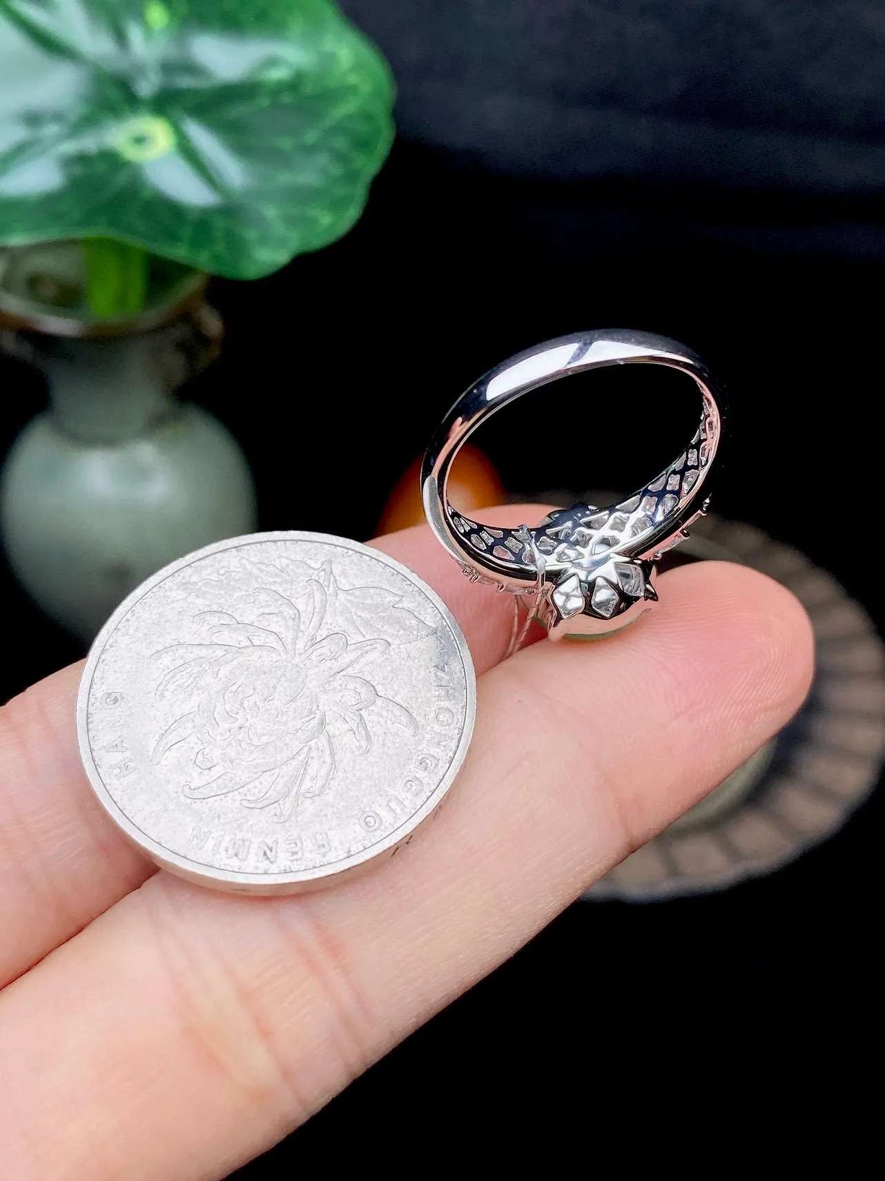 【冰种满绿蛋面戒指】种水色俱全，冰透闪亮，通透感饱满度很好，18k金钻镶嵌，裸石尺寸9.7*9.3*4.2毫米，圈口可改