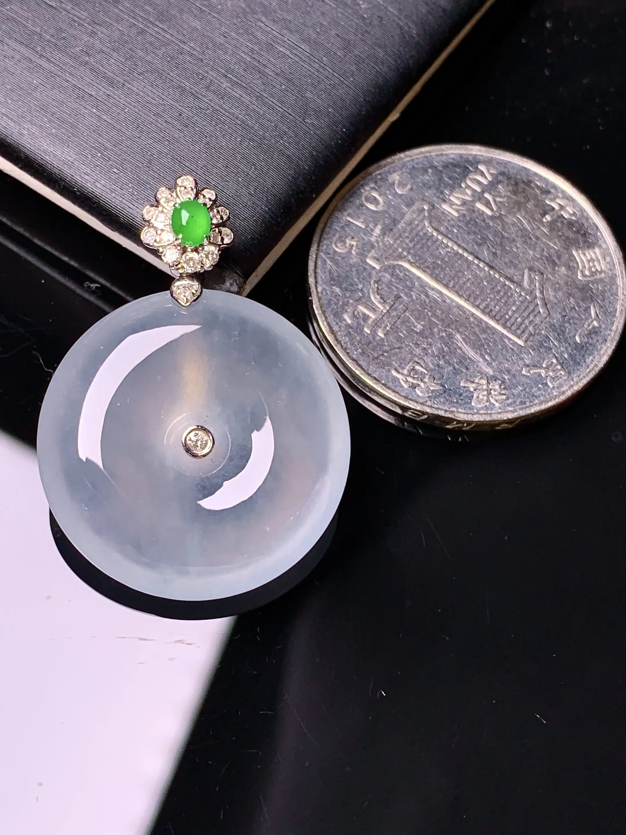 18k金钻镶嵌冰种平安扣吊坠 玉质细腻 色泽清新艳丽 整体尺寸29.5*21.6*6.5