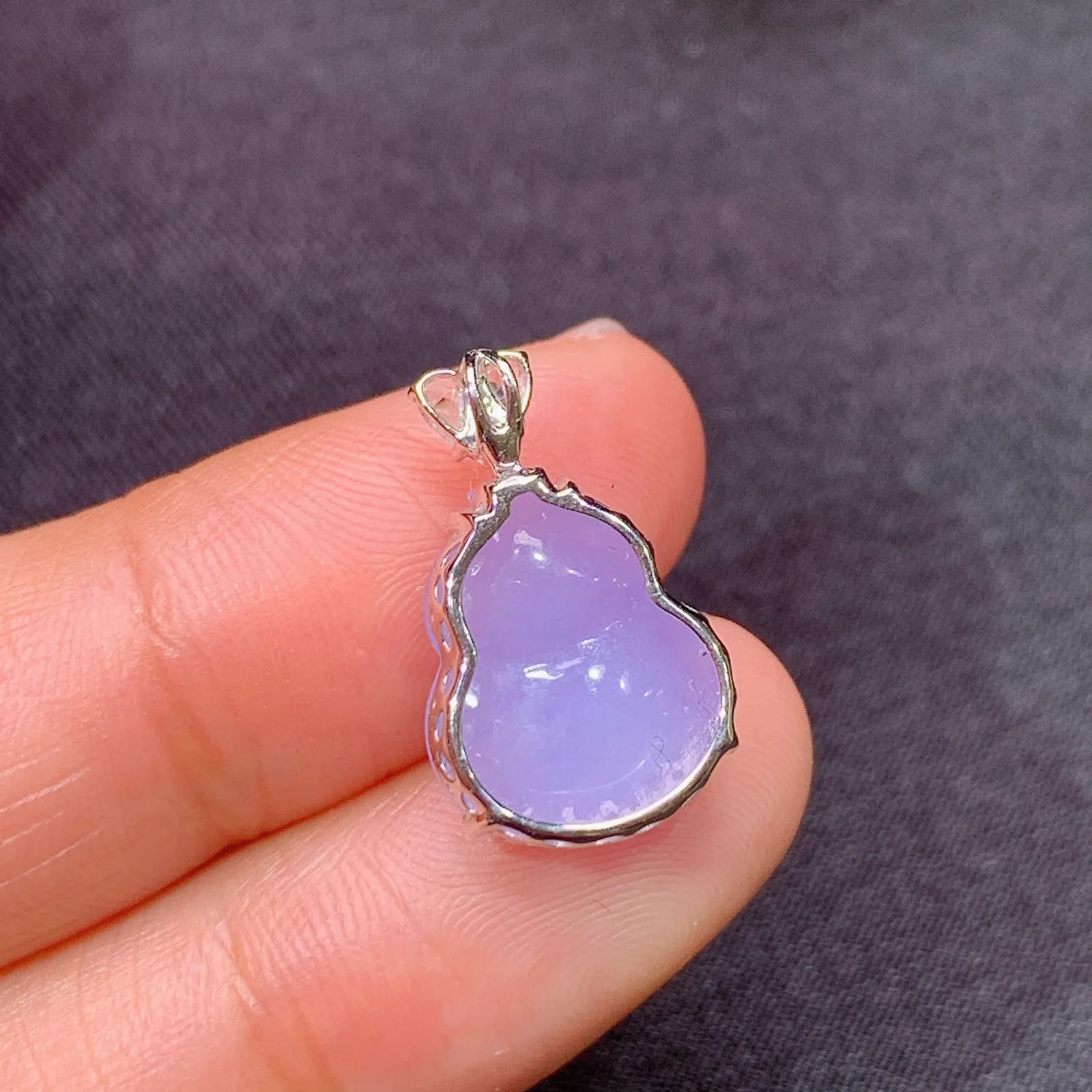 紫罗兰葫芦吊坠，18k金镶嵌，色泽鲜艳，温润细腻 尺寸18.1*10.9*5.8