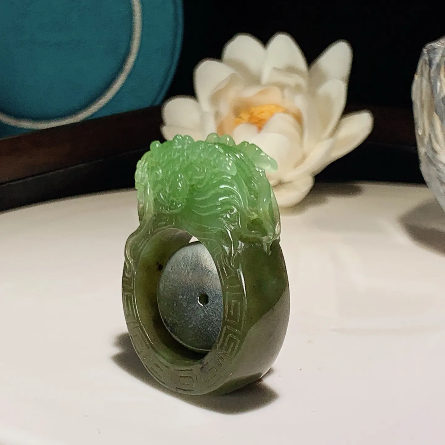 和田玉苹果绿俄罗斯碧玉龙佑一方扳指 内径22尺寸42/33/12重31克。玉质细腻油润。手推出油。品相大气。lt251218