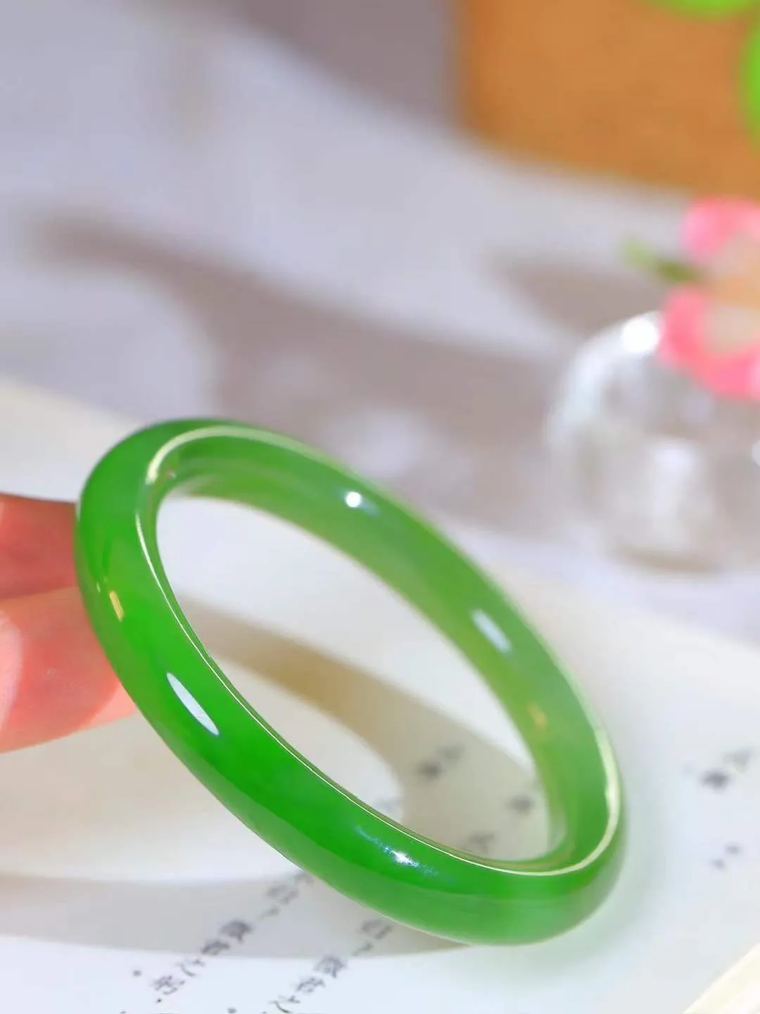 【碧波流转·手镯】

收藏级臻品️和田玉碧玉手镯，玉质细腻温润，手感舒适，️线条流畅，简约大气，美自天成，佩戴于腕间，婉约之美，举手投足间透出那份低调奢华，醉人心扉。
重38克 内径圈口54mm尺寸9.2-8.5mm  FDA-131201808