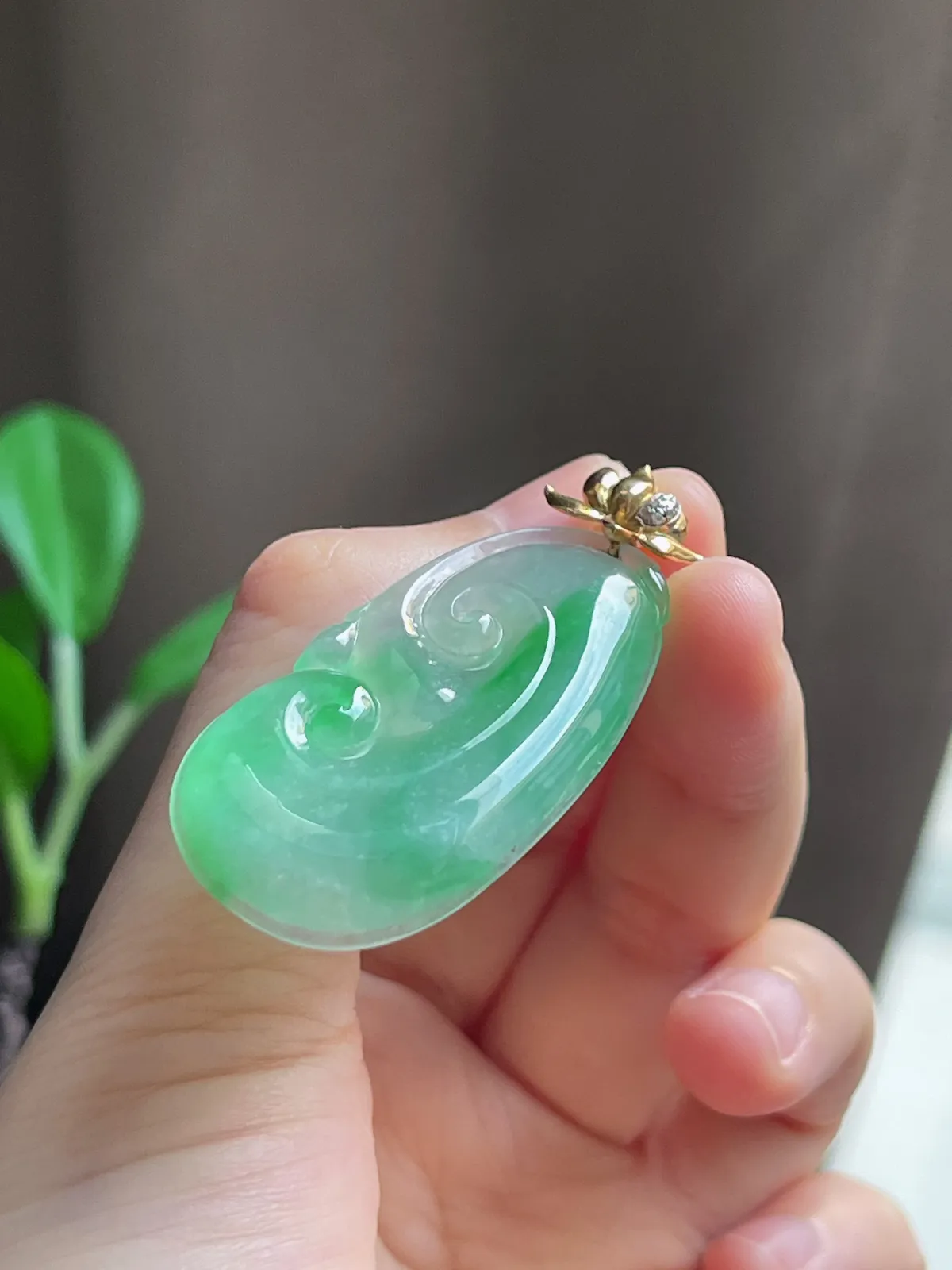 18k金镶嵌翡翠冰糯种飘绿如意