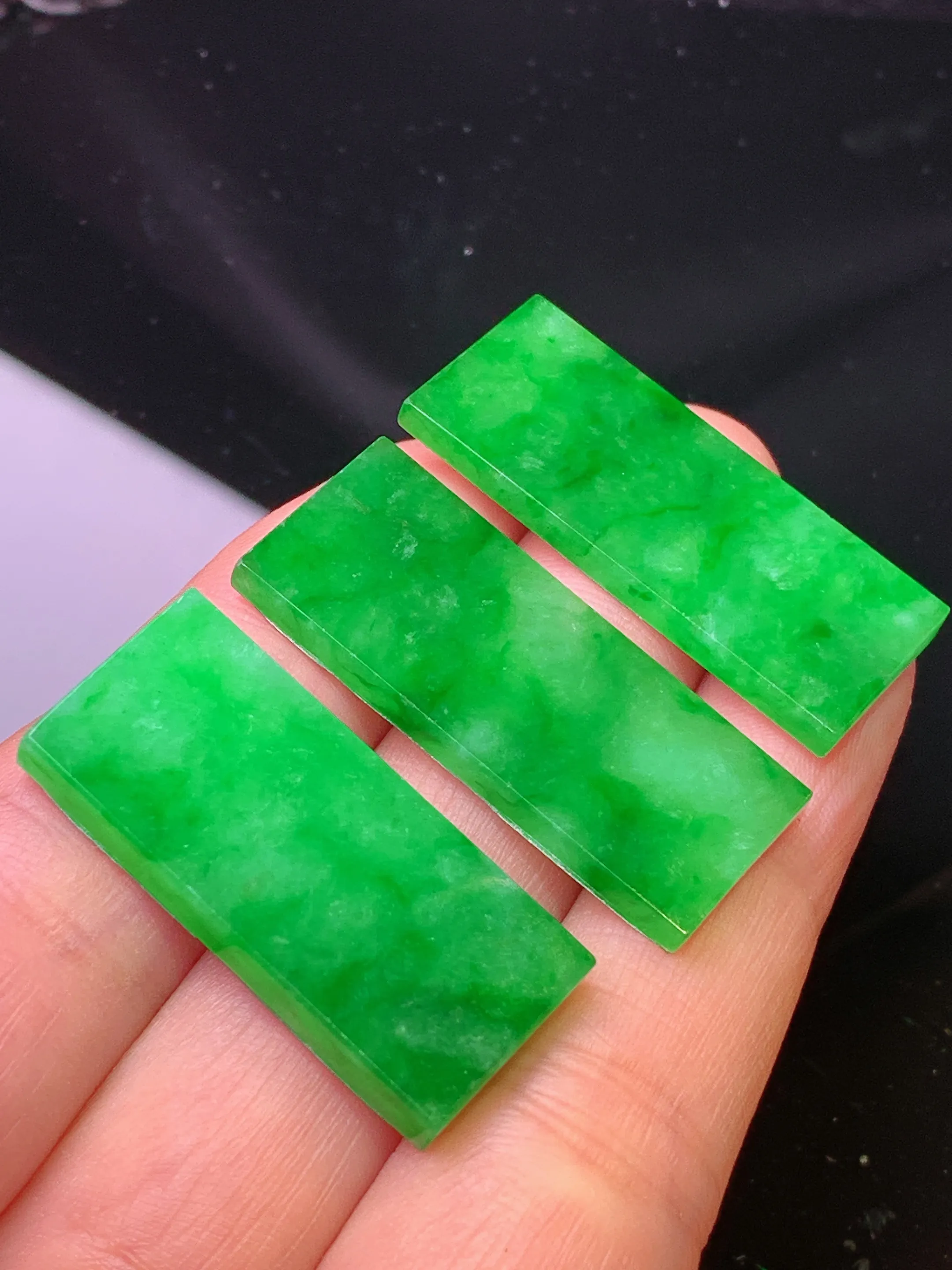 镶嵌款 满绿无事牌一手 玉质细腻 色泽清新艳丽 整体尺寸32.3*13*2.8