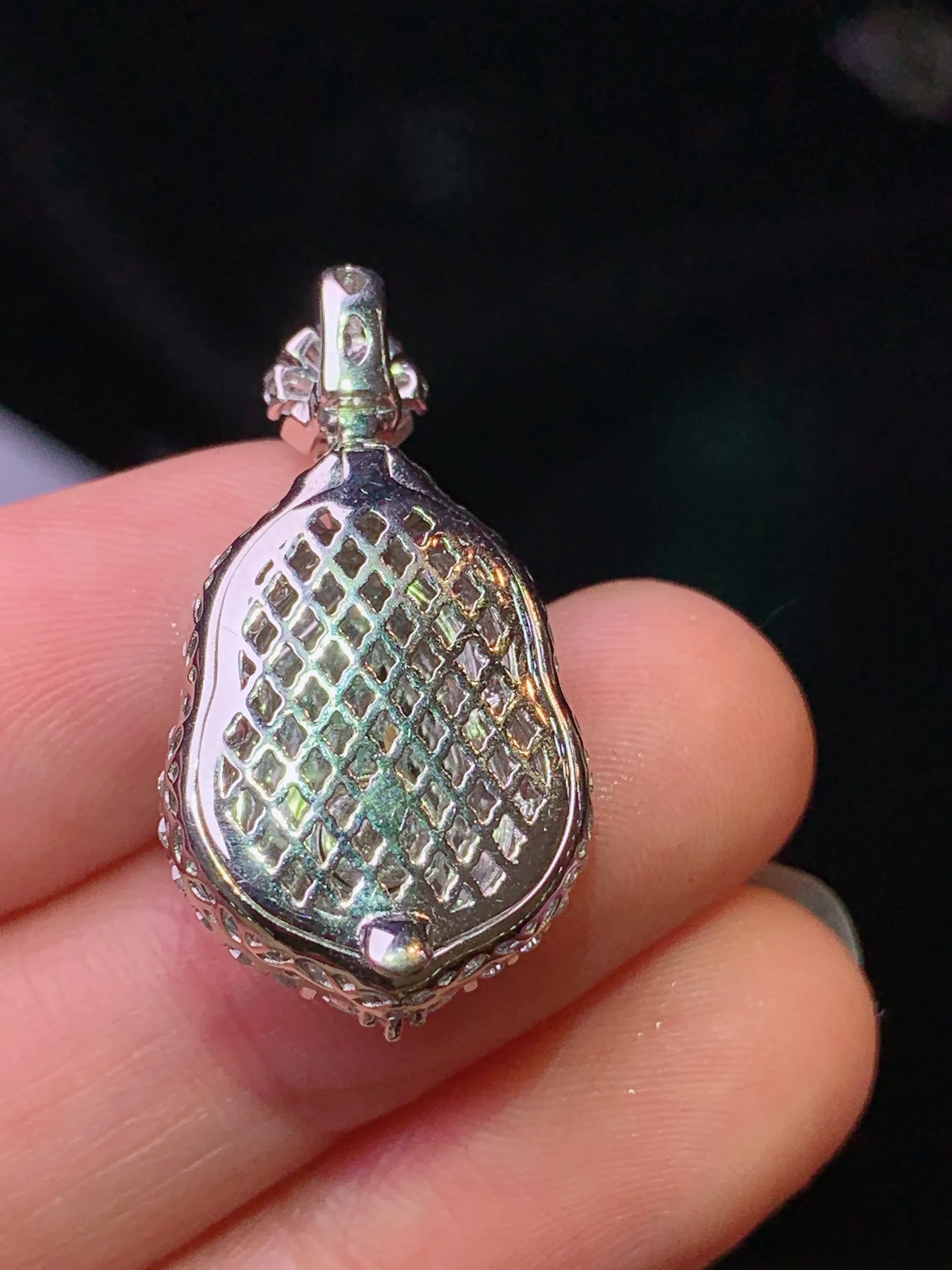 18k金钻镶嵌满绿葫芦吊坠 玉质细腻 色泽清新艳丽 整体尺寸28*15.2*9.2