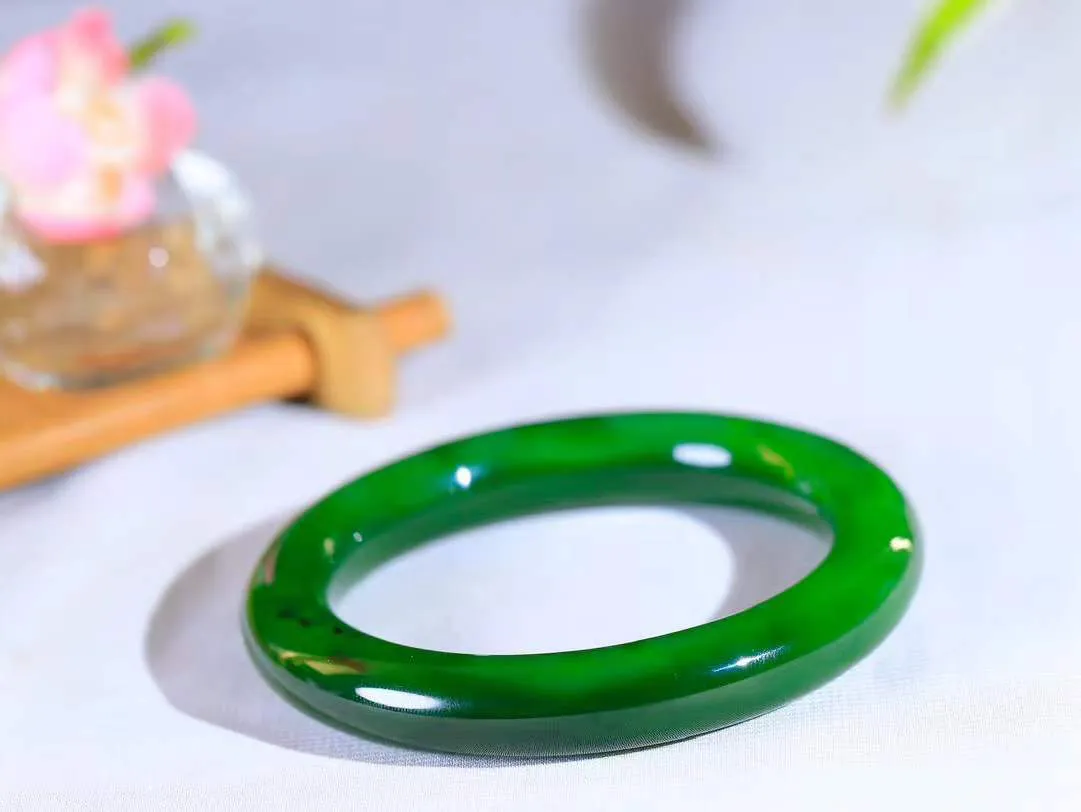 【温润如心.镯】

收藏级臻品️和田玉碧玉圆条手镯，精选上等碧玉料，色泽清透，质地细腻。佩戴它，感受千年玉文化的温润与优雅，愿它为您带来平安与幸福。重61.8克  尺寸56-11-11mm  101201811A