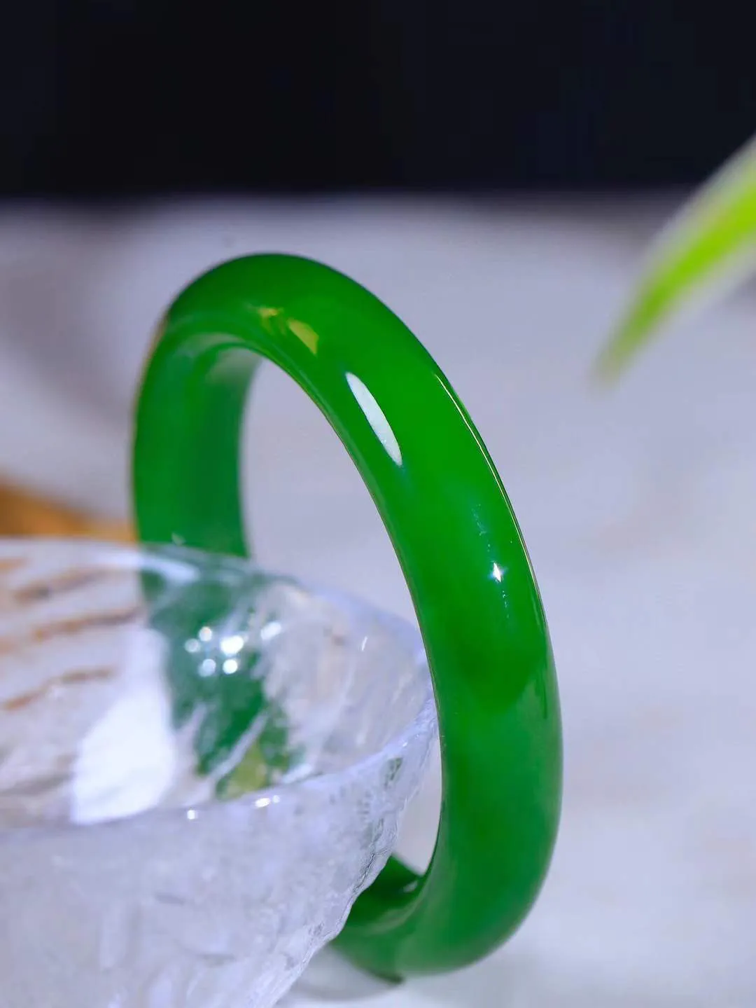 【温润如心.镯】

典藏级️和田玉碧玉手镯，精选上等碧玉料，色泽清透，质地细腻。佩戴它，感受千年玉文化的温润与优雅，愿它为您带来平安与幸福。重50克  尺寸54-11.8-8.7mm  101201811A