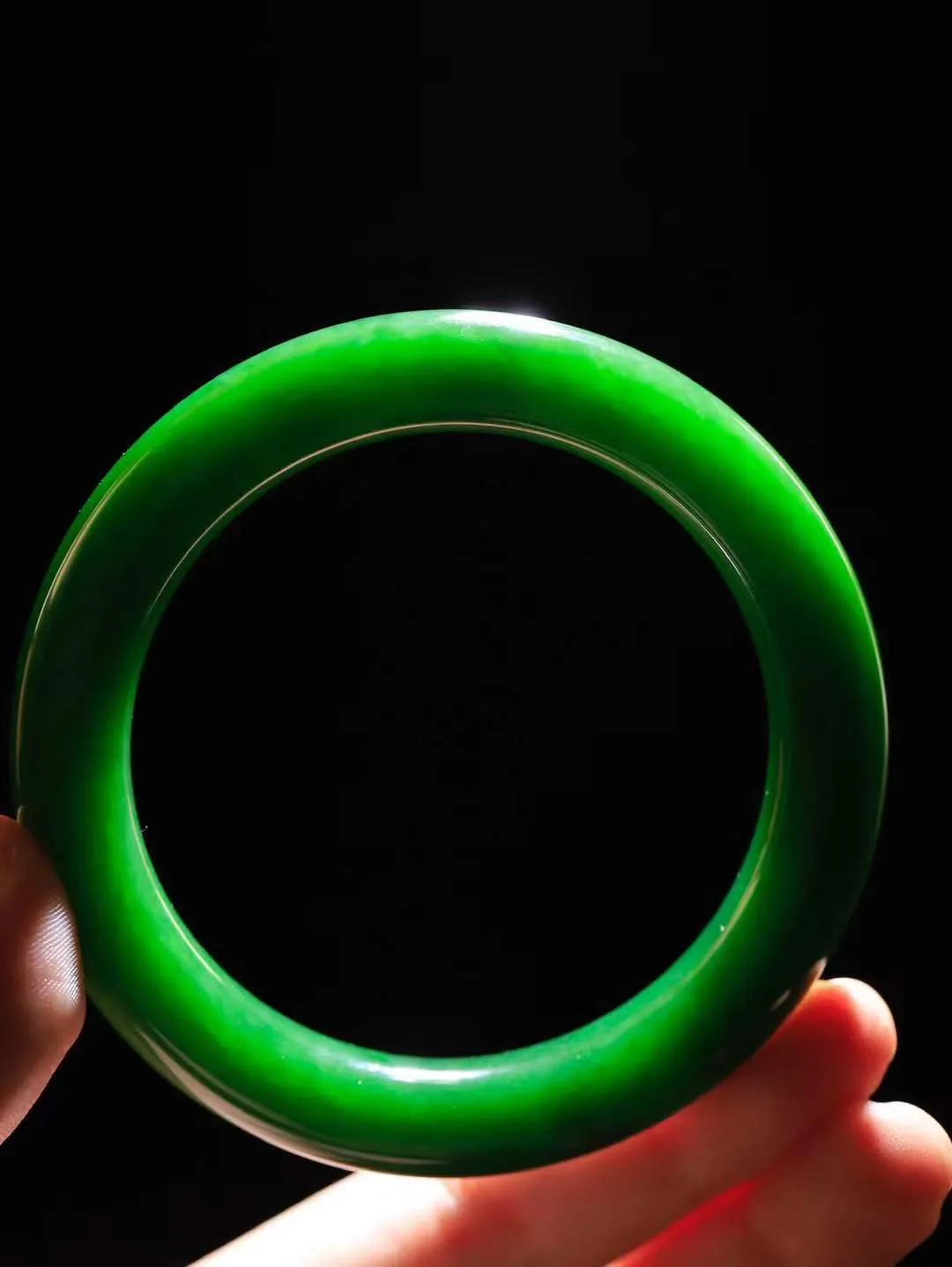 【温润如心.镯】

典藏级️和田玉碧玉手镯，精选上等碧玉料，色泽清透，质地细腻。佩戴它，感受千年玉文化的温润与优雅，愿它为您带来平安与幸福。重77克  尺寸60.5-12.3-11.4mm  101201811A