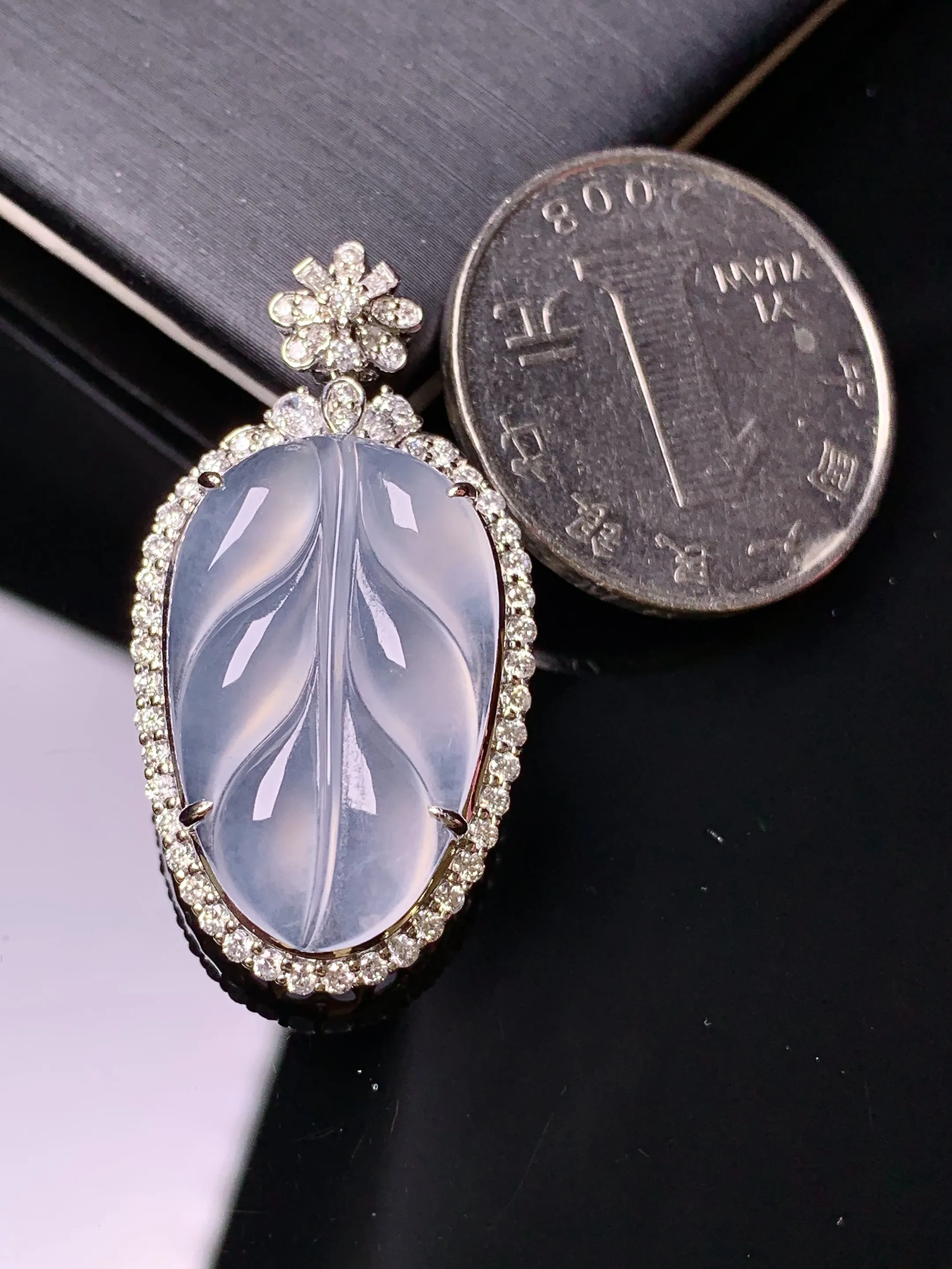 18k金钻镶嵌冰种树叶吊坠 玉质细腻 色泽清新艳丽 整体尺寸35.2*18.6*8.7