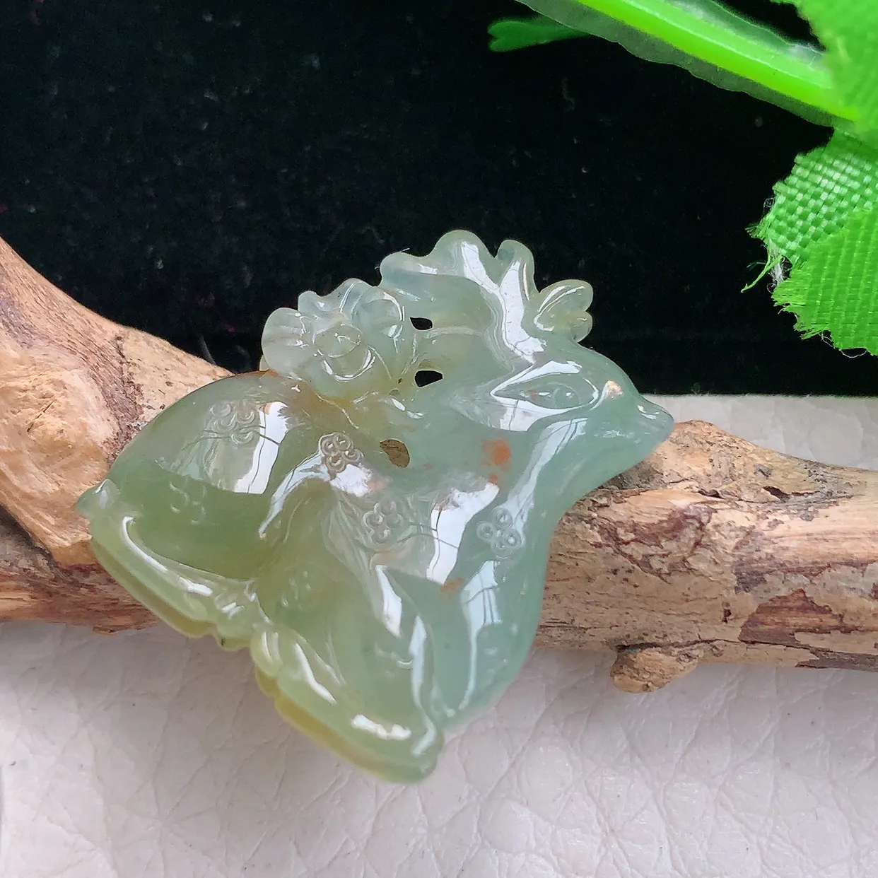 Lz实拍25*20.8*6天然缅甸翡翠冰黄小梅花鹿吊坠 福禄玉坠