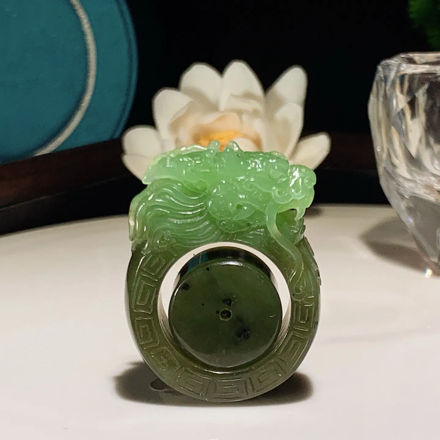 和田玉苹果绿俄罗斯碧玉龙佑一方扳指 内径22尺寸42/33/12重31克。玉质细腻油润。手推出油。品相大气。lt251218