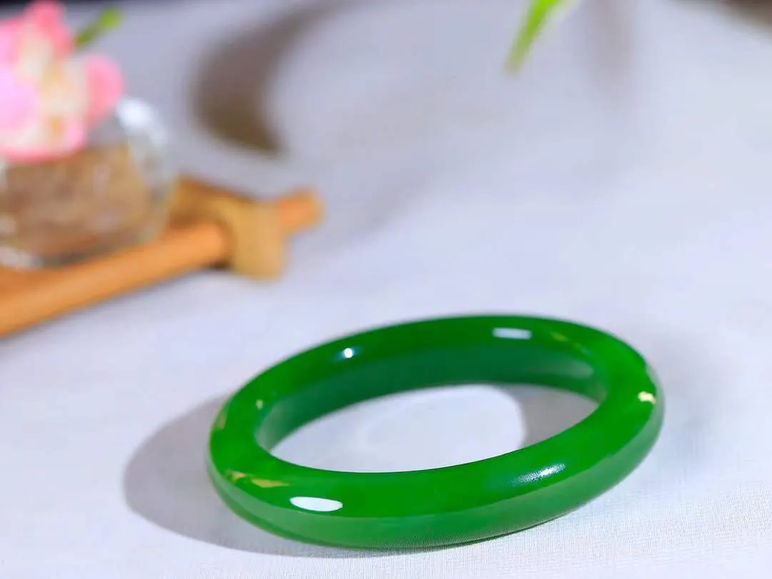 【温润如心.镯】

典藏级️和田玉碧玉手镯，精选上等碧玉料，色泽清透，质地细腻。佩戴它，感受千年玉文化的温润与优雅，愿它为您带来平安与幸福。重50克  尺寸54-11.8-8.7mm  101201811A