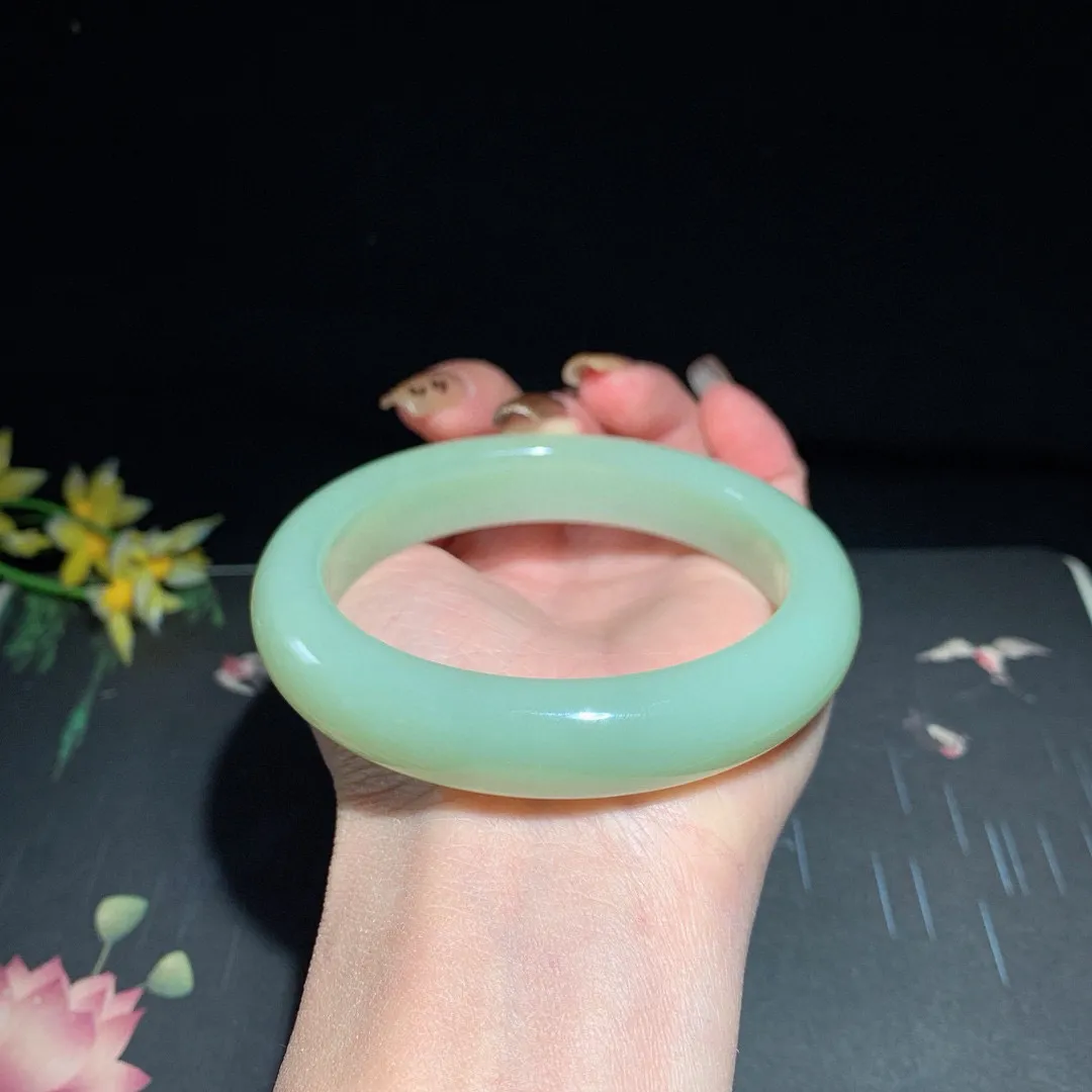 和田玉61圈口且末蓝手镯！玉质细腻油润 底色纯净 无裂无杂 脂粉好，品质高。