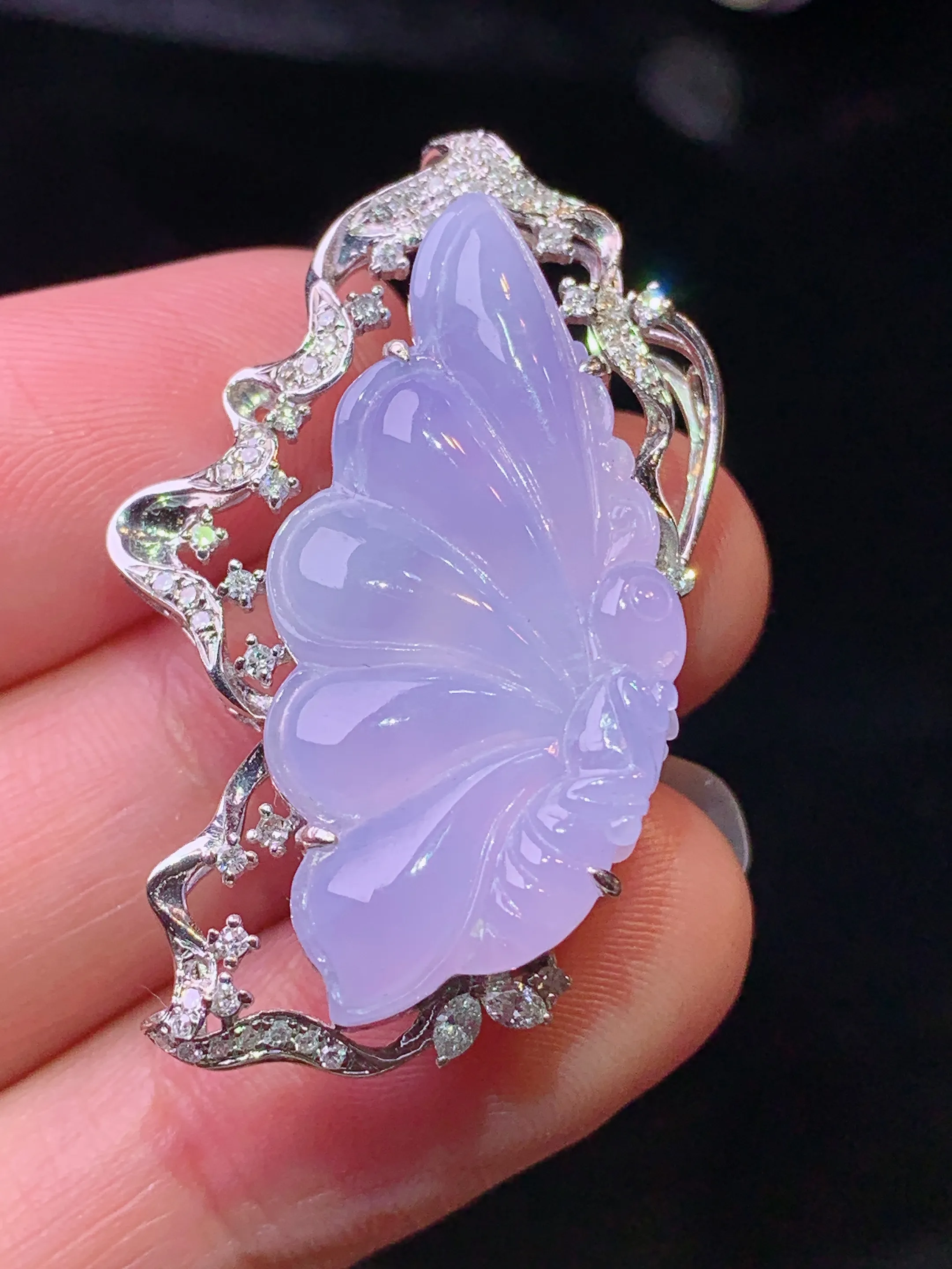 18k金钻镶嵌紫罗兰蝴蝶吊坠 玉质细腻 色泽清新艳丽 整体尺寸37.2*22*8.3