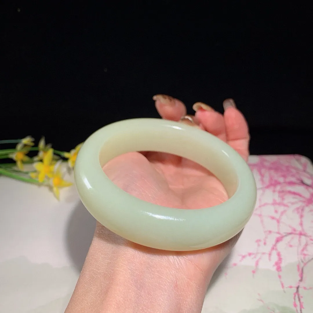 和田玉63圈口黄口料宽版手镯！玉质细腻油润 底色纯净 无裂无杂 脂粉好，品质好！