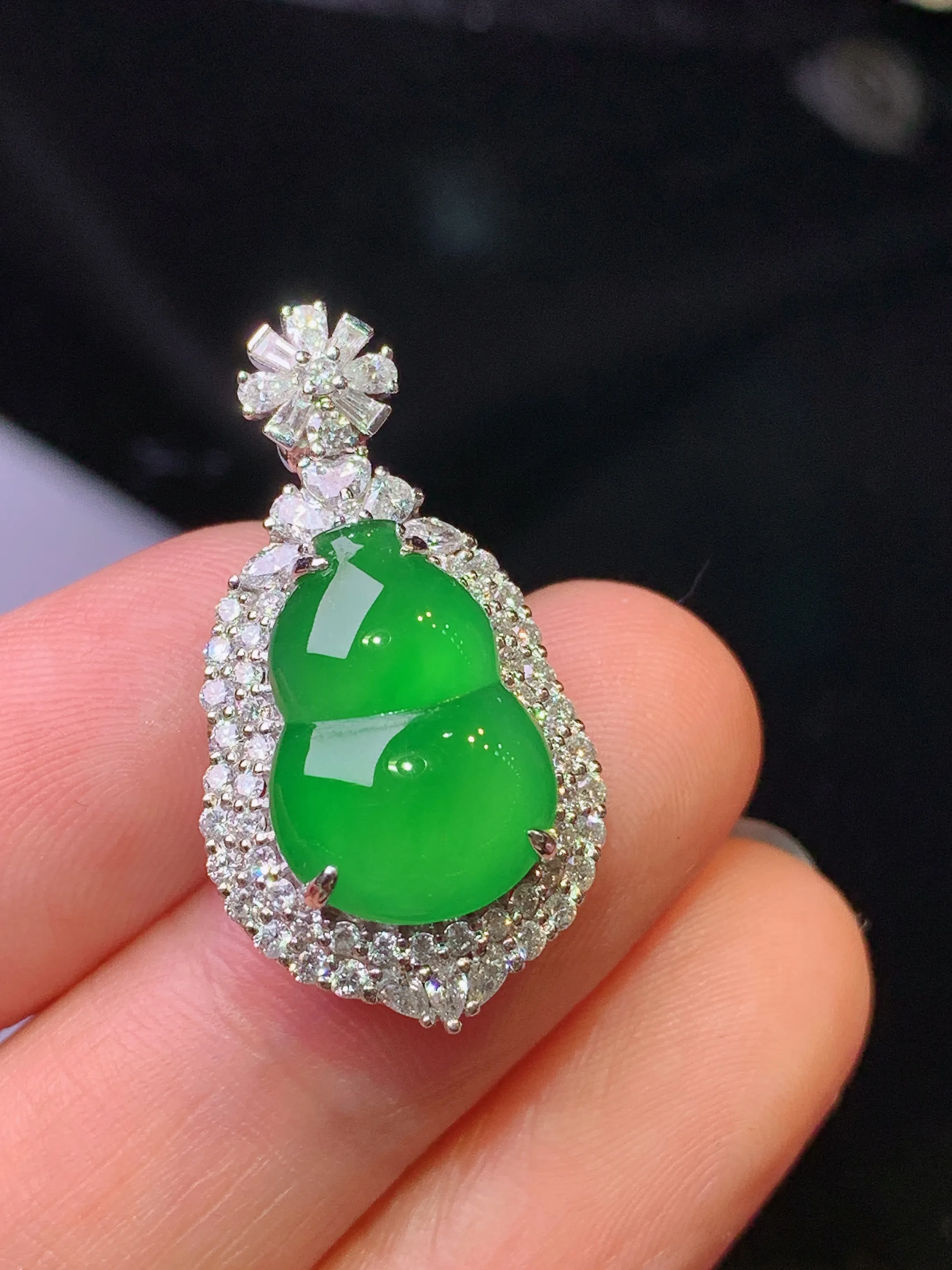 18k金钻镶嵌满绿葫芦吊坠 玉质细腻 色泽清新艳丽 整体尺寸28*15.2*9.2