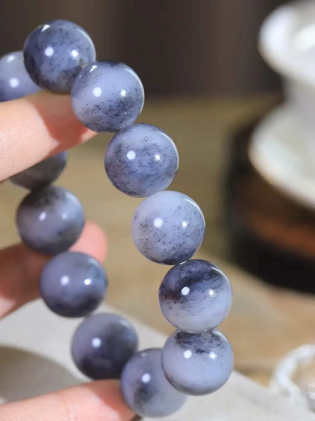 【珠圆玉润.手串】

精品和田玉青花珠圆玉润手串 玉质温润细腻  整串打磨圆润，佩戴舒适。珠珠落玉盘，间关莺语花底滑，一生美好时光，无论身在何处，都有它相伴相守。事事顺遂，幸福美满，吉祥如意。重107.8克 尺寸取一18mm FDL-161201813