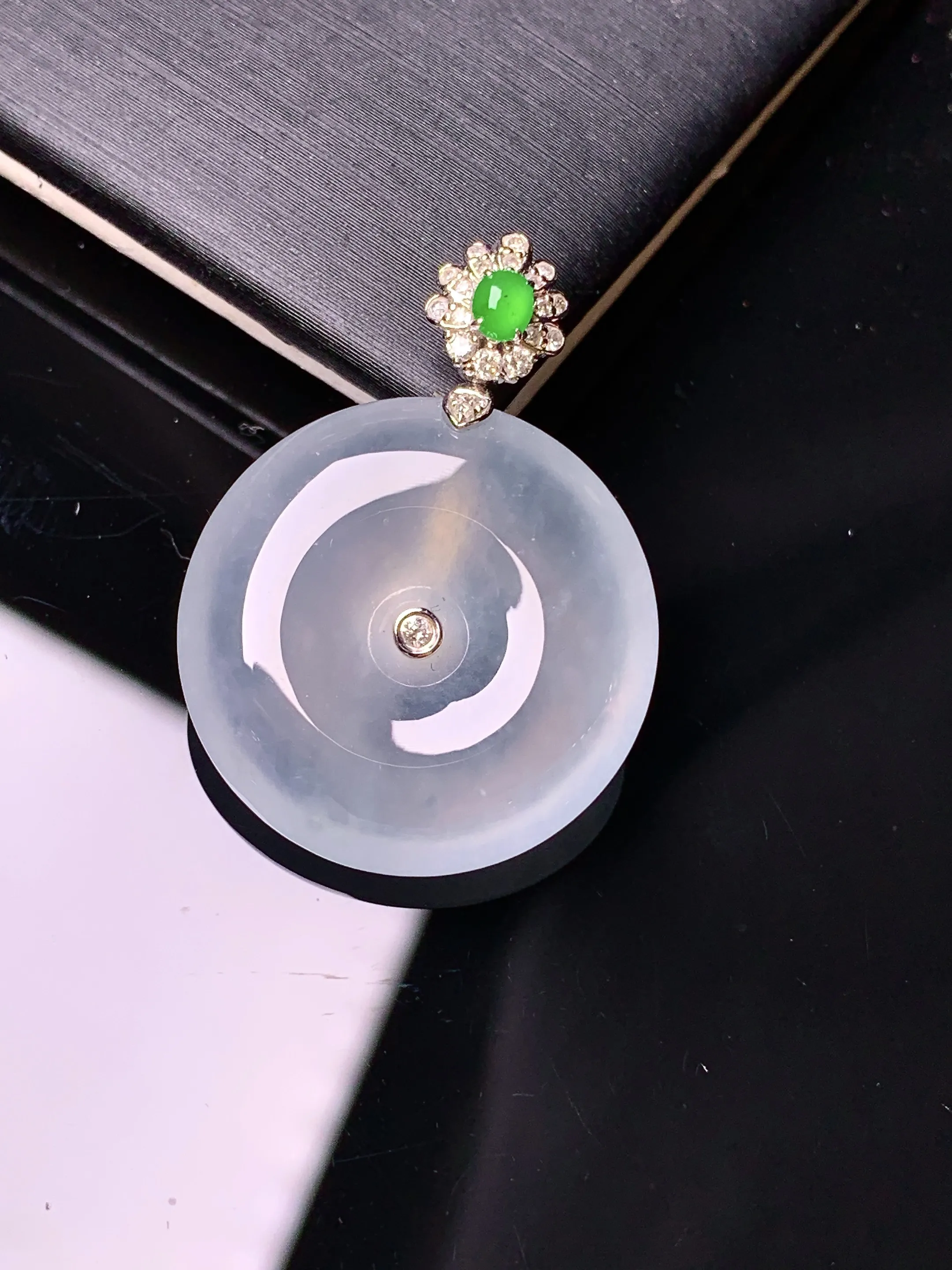 18k金钻镶嵌冰种平安扣吊坠 玉质细腻 色泽清新艳丽 整体尺寸29.5*21.6*6.5