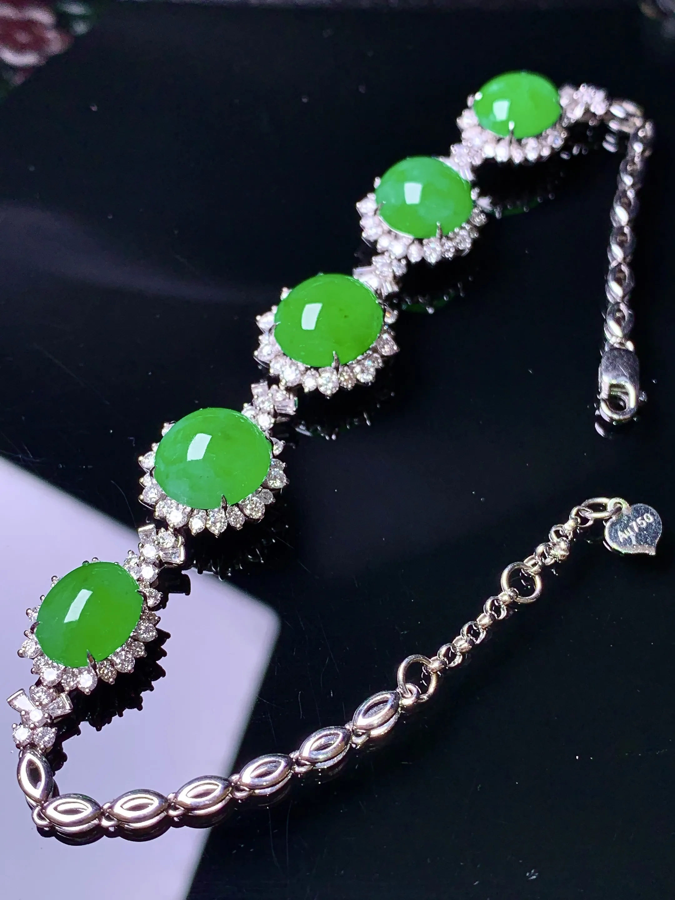 18k金钻镶嵌满绿蛋面手链 玉质细腻 色泽清新艳丽 整体尺寸86.8*12.6*8.2