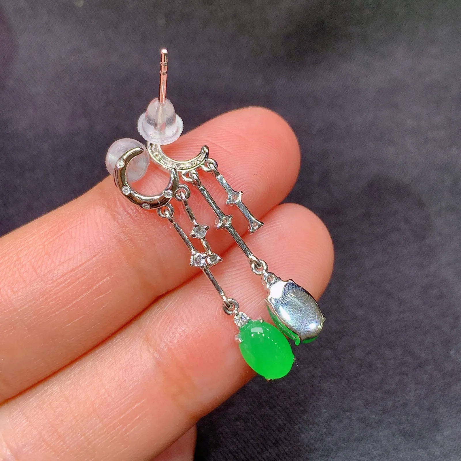 阳绿蛋面耳坠，18k金镶嵌，款式新颖，冰润色阳，种水足，Dd 尺寸6.3*4.3*2.2