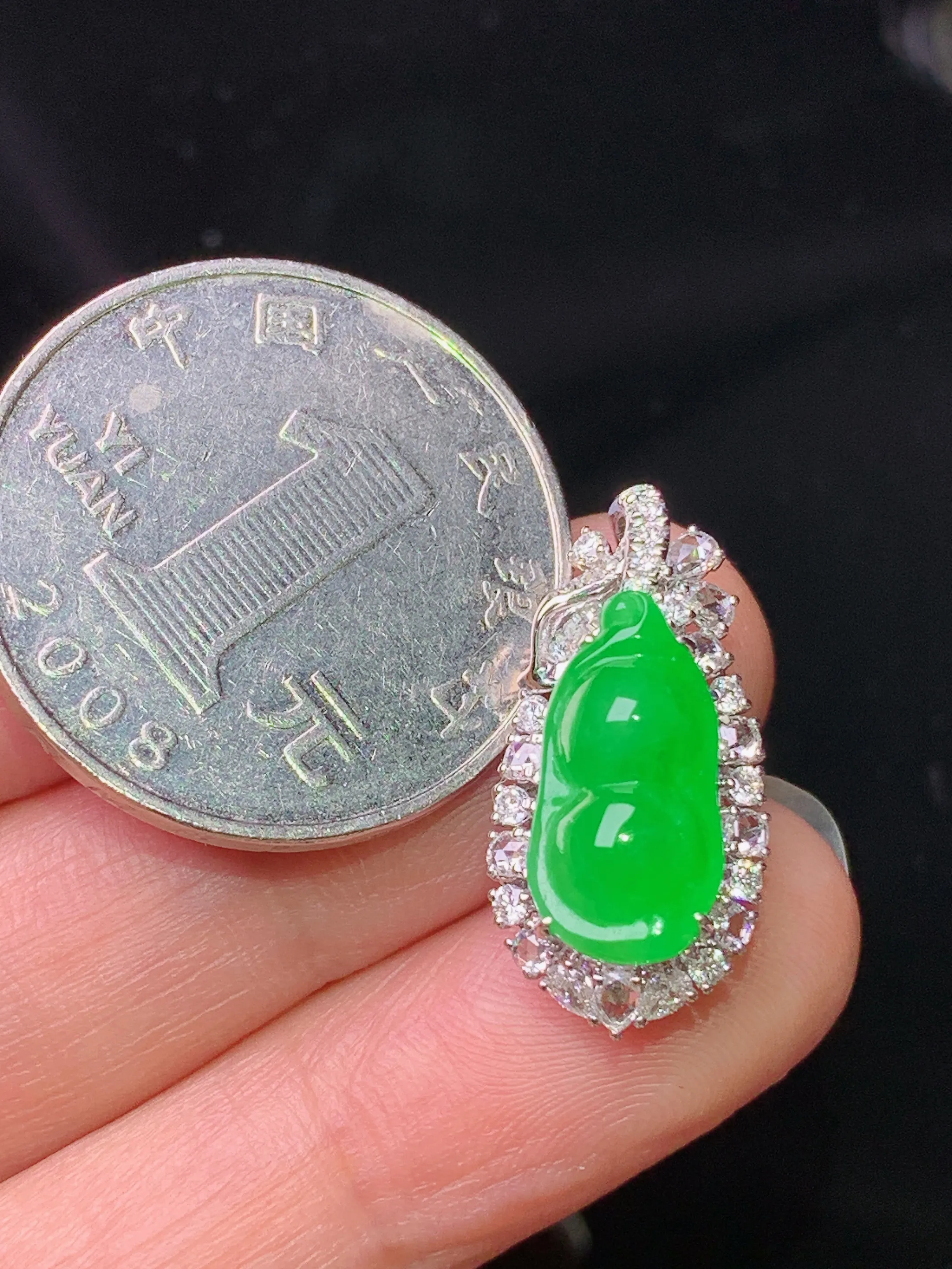 18k金钻镶嵌满绿四季豆吊坠 玉质细腻 色泽清新艳丽 整体尺寸22.5*11*9.3