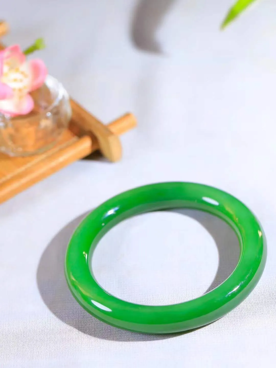 【悠悠芳华.镯】

典藏级臻品和田玉碧玉猫眼圆条手镯 玉质温润 青葱岁月，尽收腕中，婉转流畅，凝