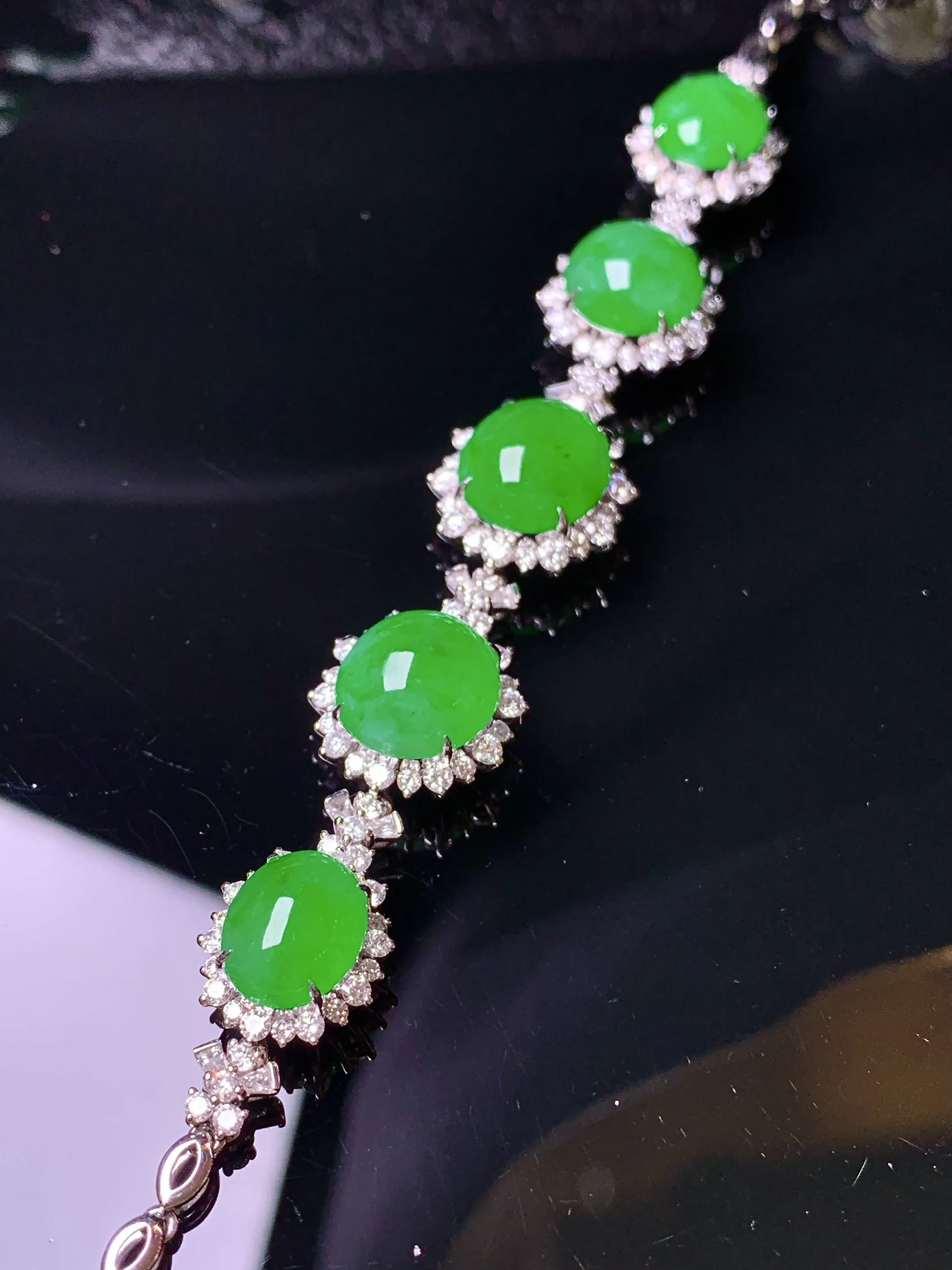 18k金钻镶嵌满绿蛋面手链 玉质细腻 色泽清新艳丽 整体尺寸86.8*12.6*8.2