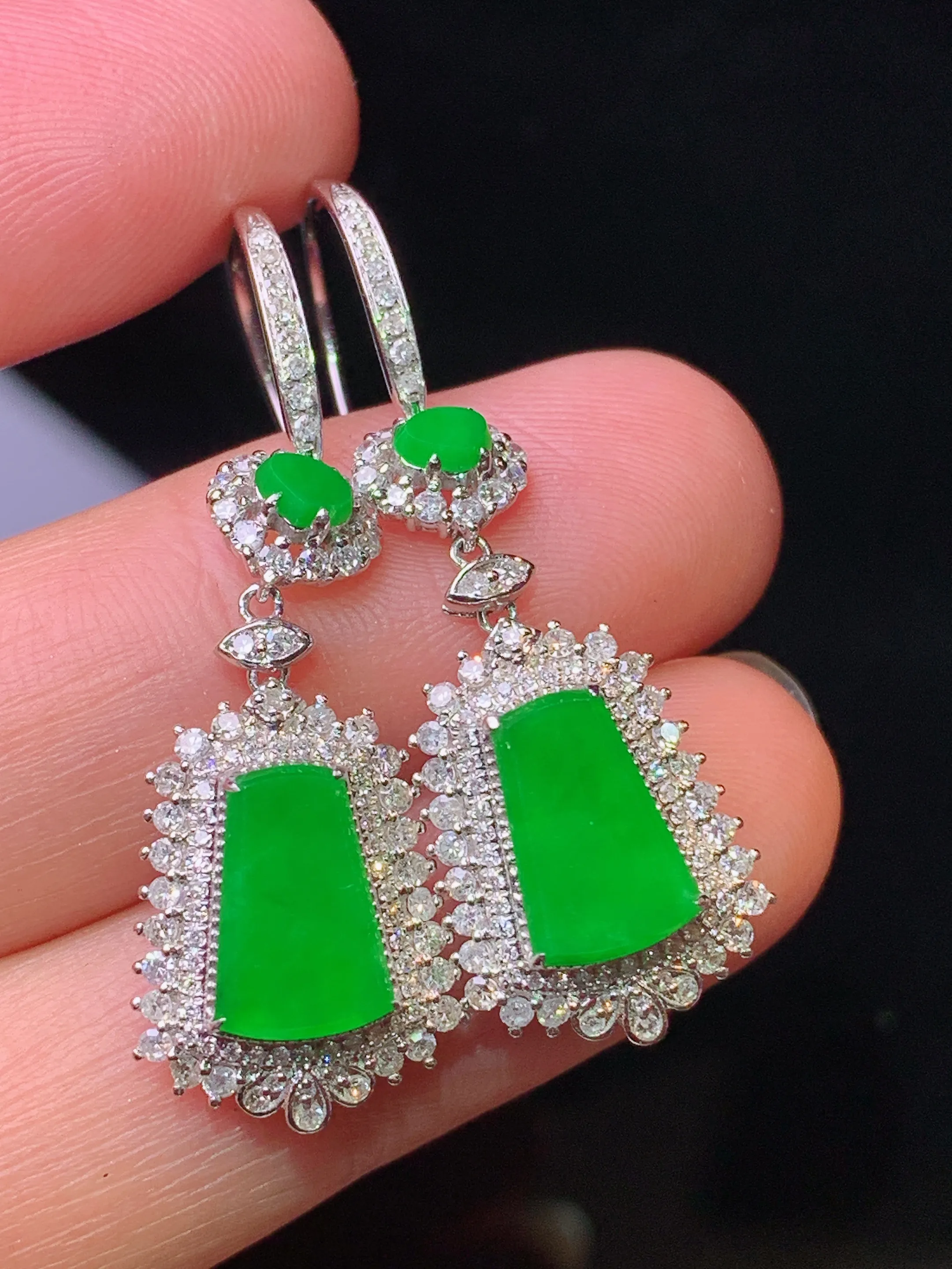 18k金钻镶嵌满绿无事牌耳坠 玉质细腻  色泽清新艳丽 整体尺寸39*12.3*6