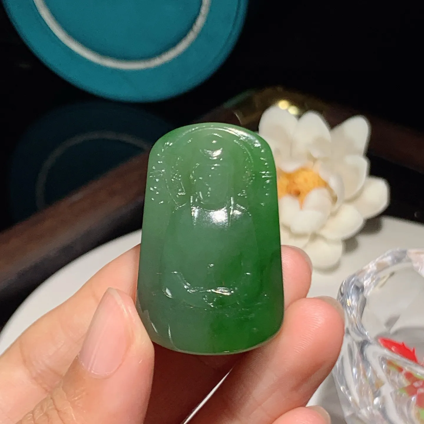 和田玉菠菜绿俄罗斯碧玉静瓶观音挂件。尺寸40/26/11重26.8克。玉质细腻油润。手推出油。品相大气。lt251218