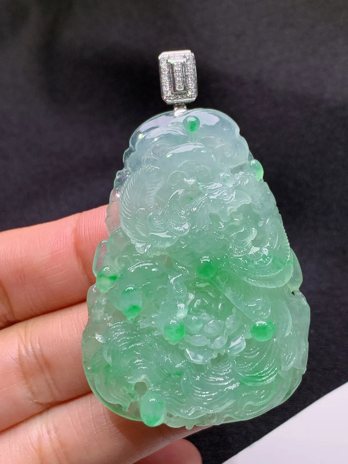 冰飘绿凤凰吊坠，雕工精湛，18k金扣头，冰润细腻，种水足 Hx 尺寸52.2*38.1*9