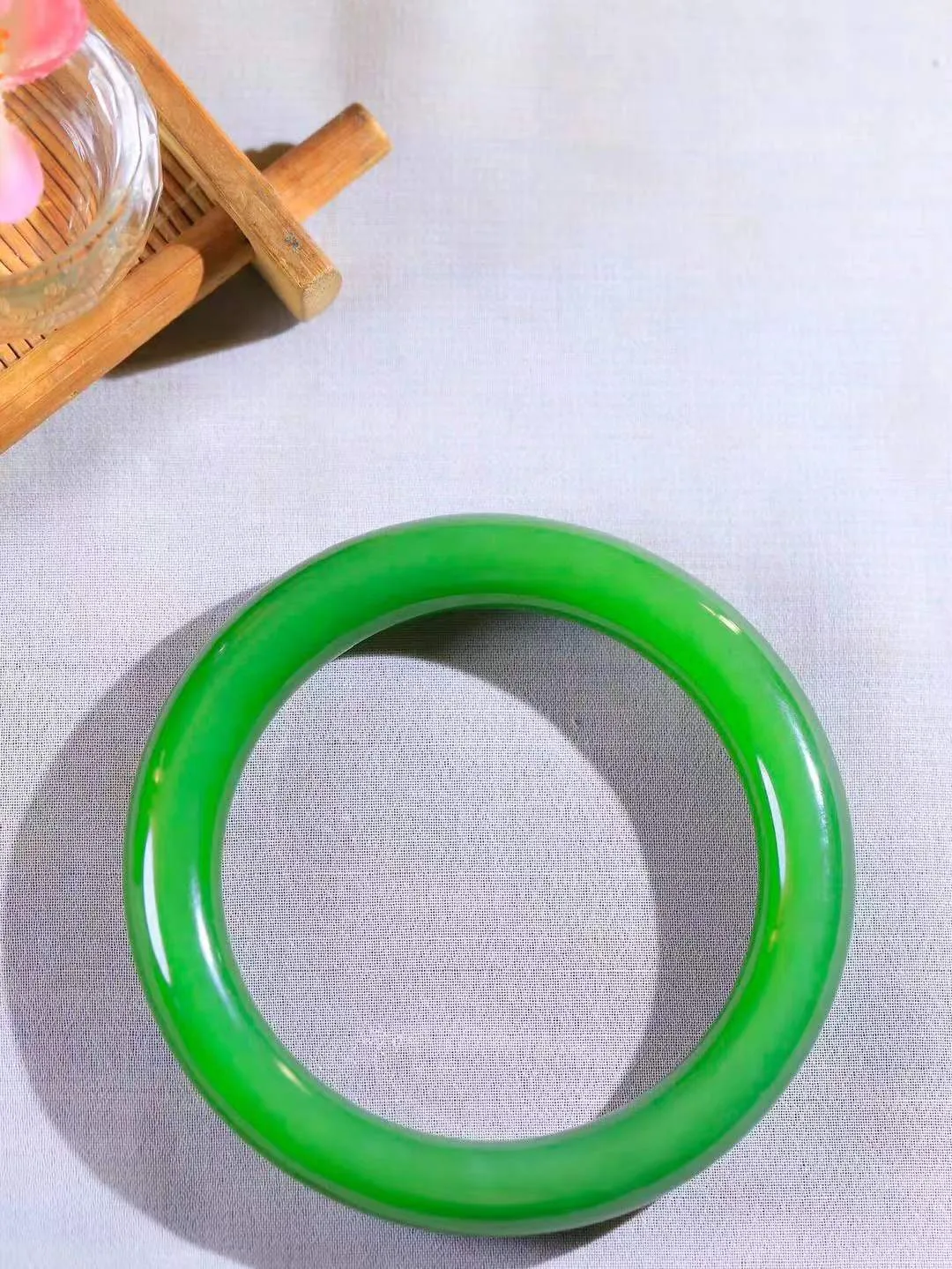 【悠悠芳华.镯】

典藏级臻品和田玉碧玉猫眼圆条手镯 玉质温润 青葱岁月，尽收腕中，婉转流畅，凝岁月悠长。盈一眸恬淡，挽一抹绿意。重63.6克 内径58.5mm尺寸11.5-10.8mm   861201855A