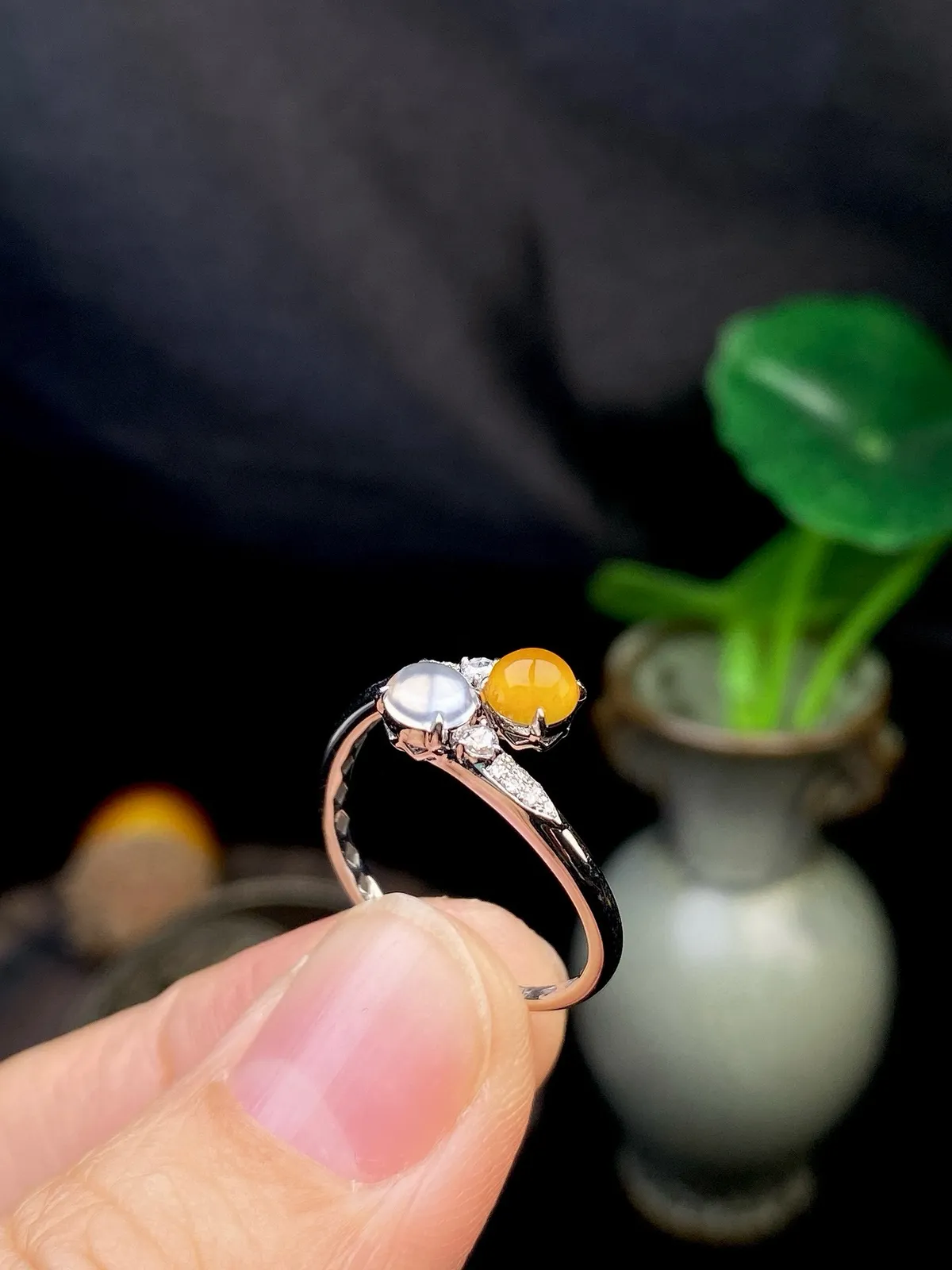 【冰种黄+白蛋面戒指】质地细腻，饱满度很好，晶莹剔透，18k金钻镶嵌，裸石尺寸4.4*2.6毫米