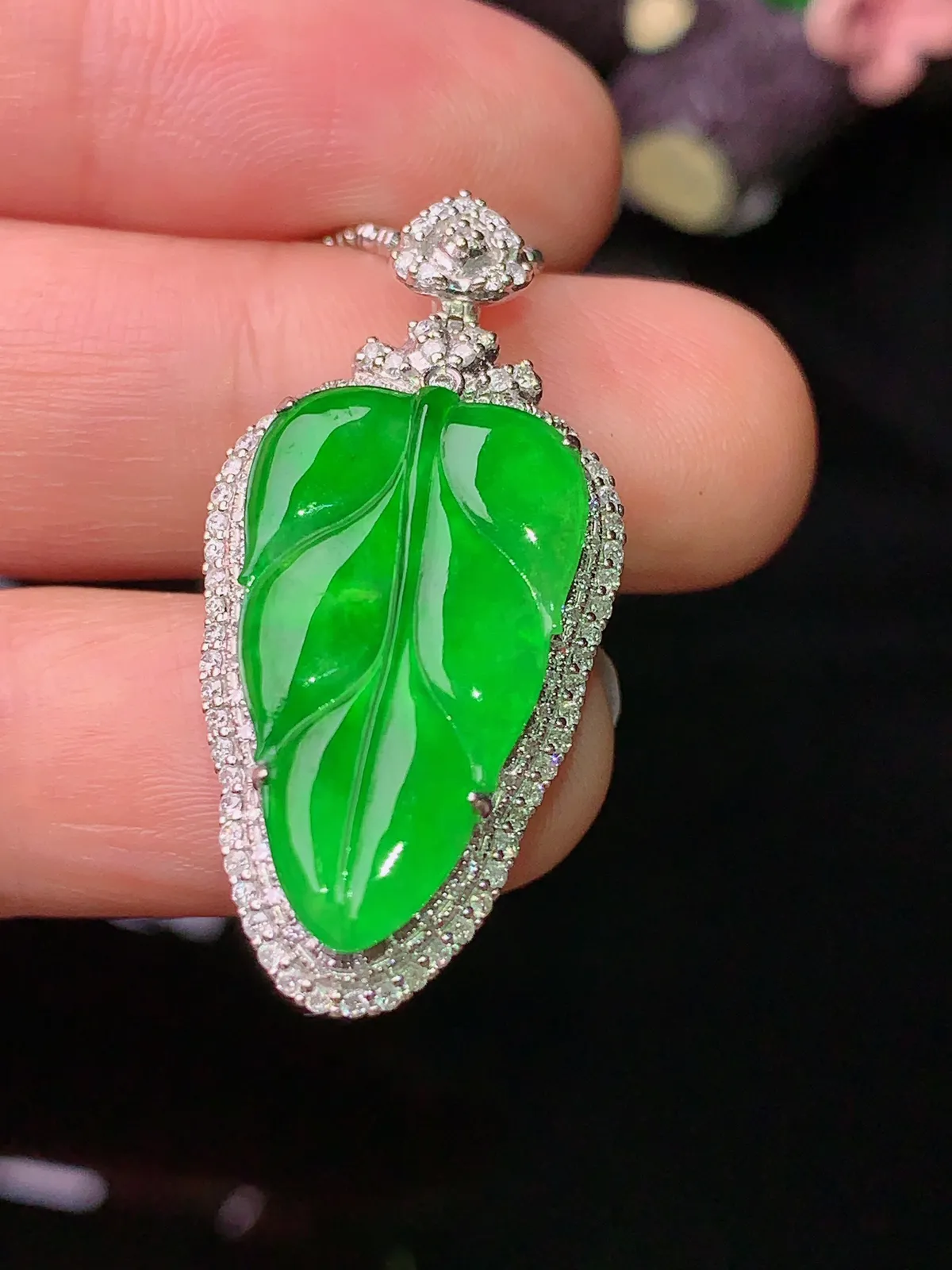 18k金钻镶嵌满绿树叶吊坠 玉质细腻 水润亮眼  整体尺寸33.3*16*7.2