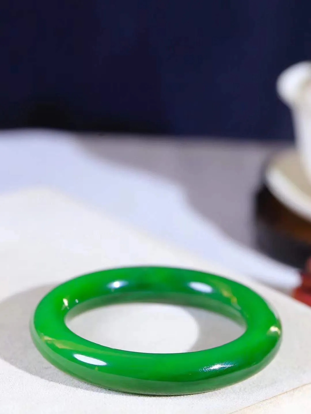 【碧色荡漾·手镯】

收藏级臻品和田玉碧玉猫眼圆条手镯，玉质细腻温润，手感舒适，️线条流畅，