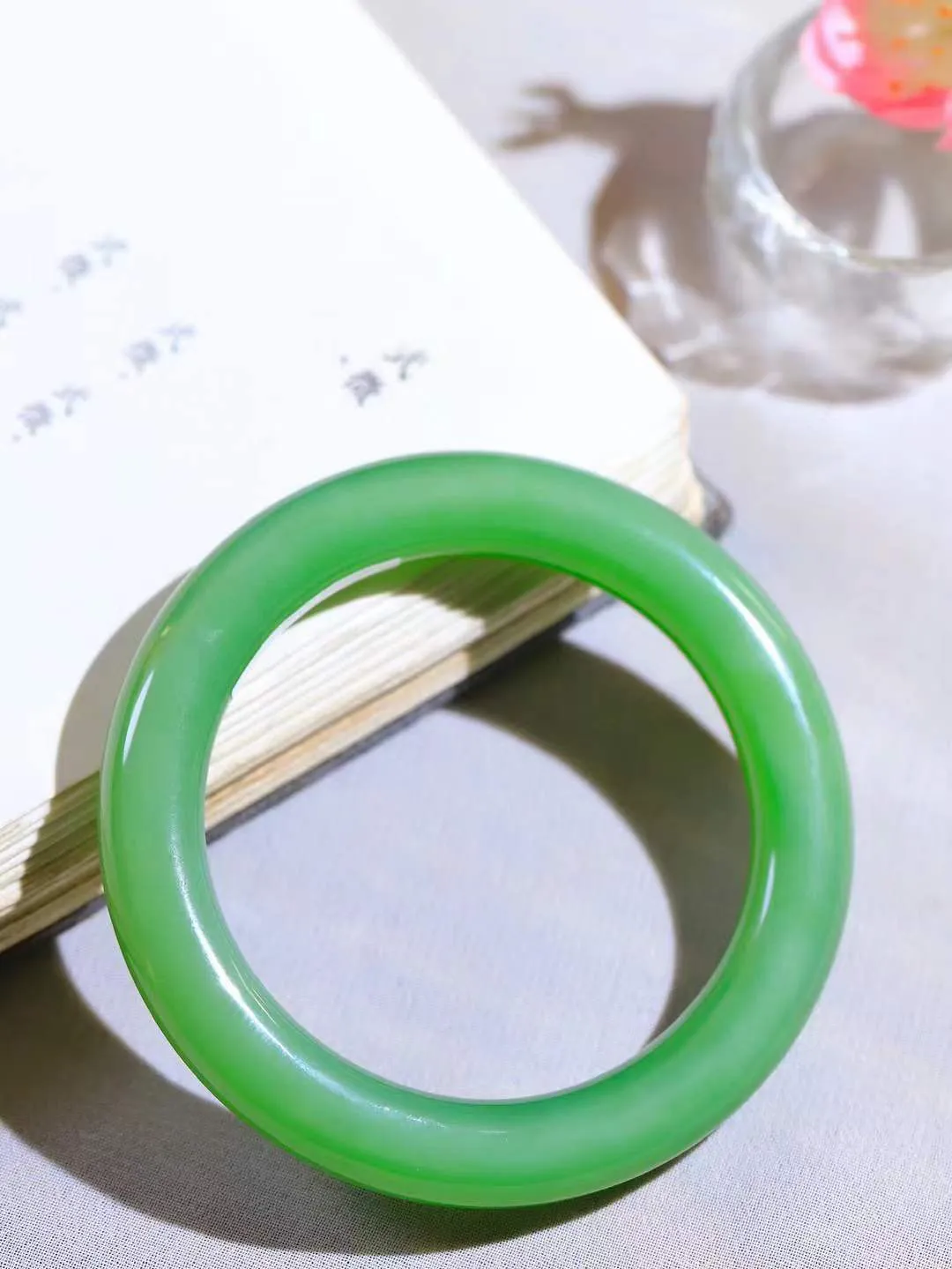 【花样年华·手镯】

收藏传家级臻品和田玉碧玉猫眼圆条手镯，质地油润细腻，色泽高贵典雅，镯型古朴典雅。在诗情画意的雨巷相遇，你是我腕间的一抹风情，有你眸有深情，清风荡漾湖间静水，我愿俯身低眉，在烟波涟漪处，寻你深情倩影。内径53mm尺寸10-10mm 重49克fDA-781271824