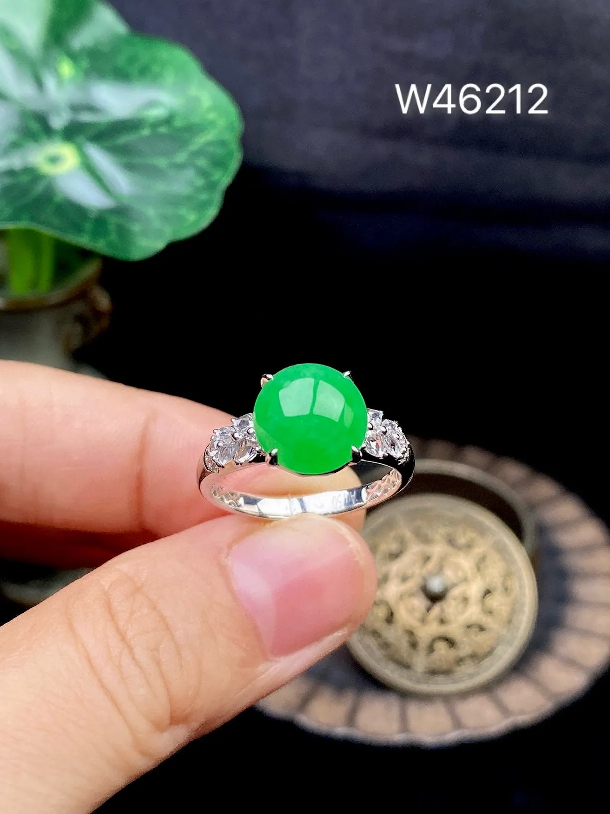 【冰种满绿蛋面戒指】种水色俱全，冰透闪亮，通透感饱满度很好，18k金钻镶嵌，裸石尺寸9.7*9.3*