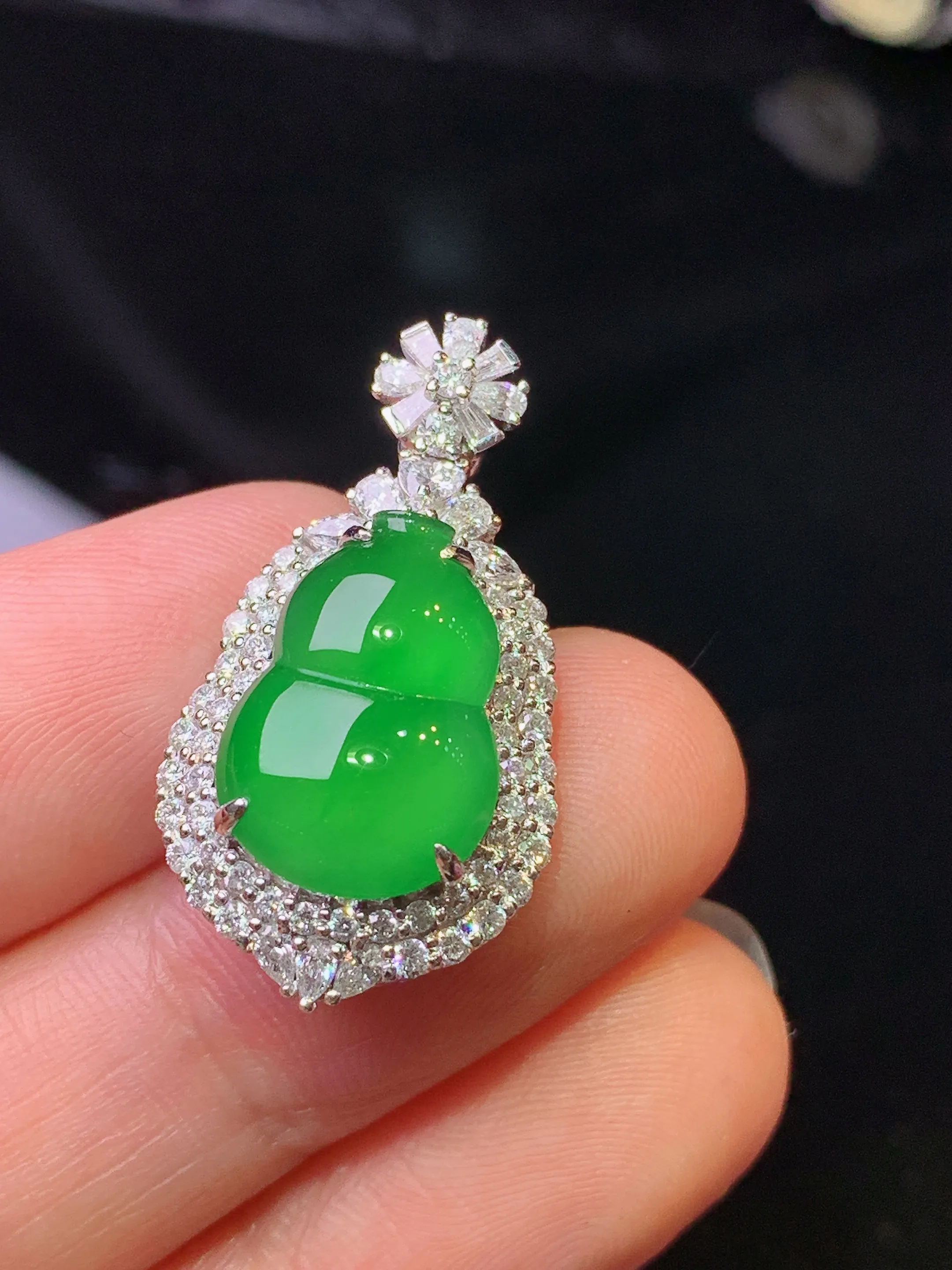 18k金钻镶嵌满绿葫芦吊坠 玉质细腻 色泽清新艳丽 整体尺寸28*15.2*9.2