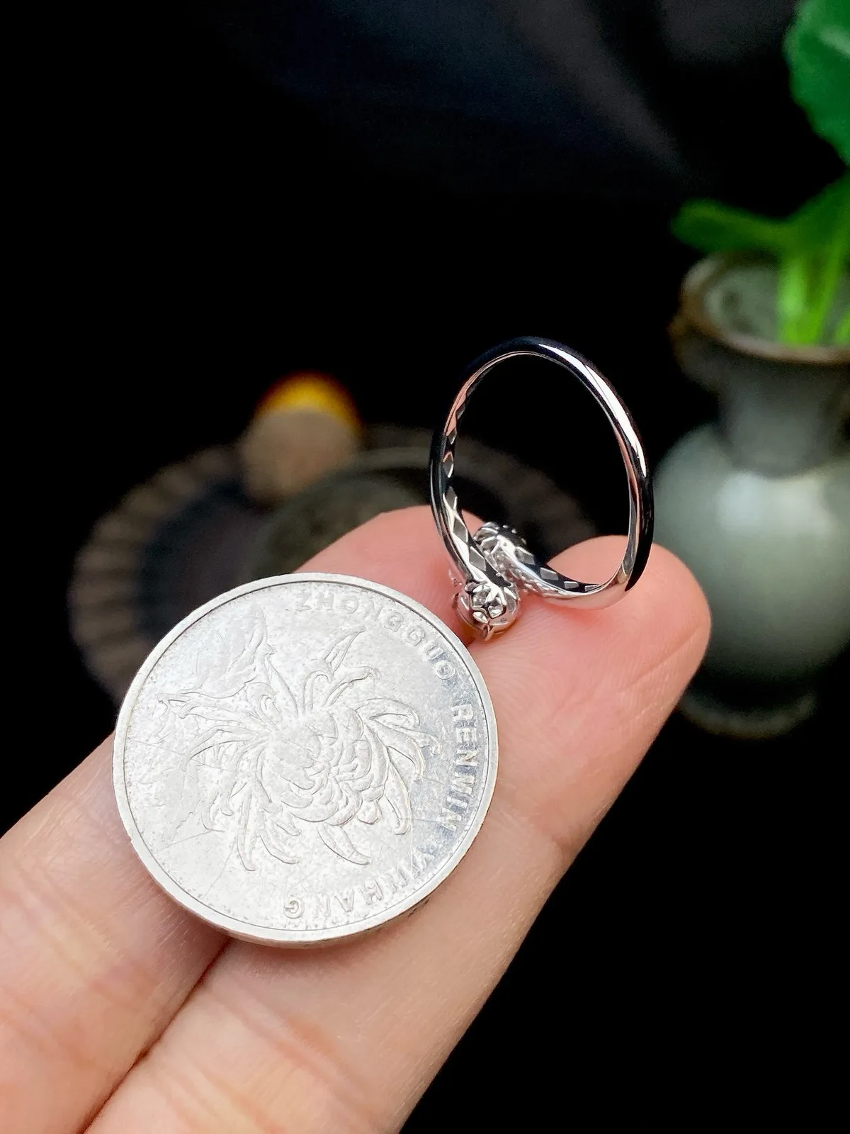 【冰种黄+白蛋面戒指】质地细腻，饱满度很好，晶莹剔透，18k金钻镶嵌，裸石尺寸4.4*2.6毫米