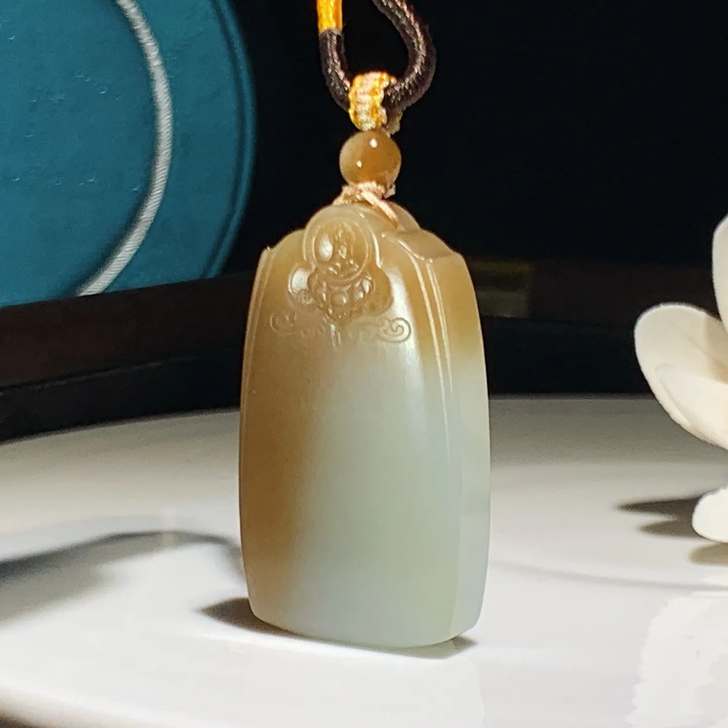 新疆和田玉且末糖平安无事牌挂件。尺寸41/24/9重22.3克。玉质细腻油润。手推出油。品相大气。l