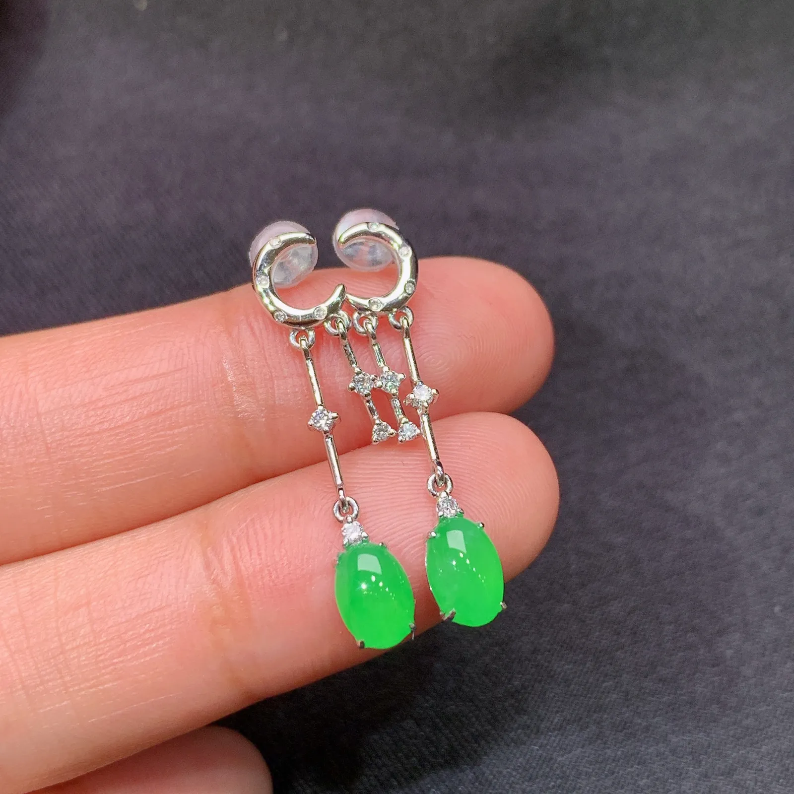 阳绿蛋面耳坠，18k金镶嵌，款式新颖，冰润色阳，种水足，Dd 尺寸6.3*4.3*2.2