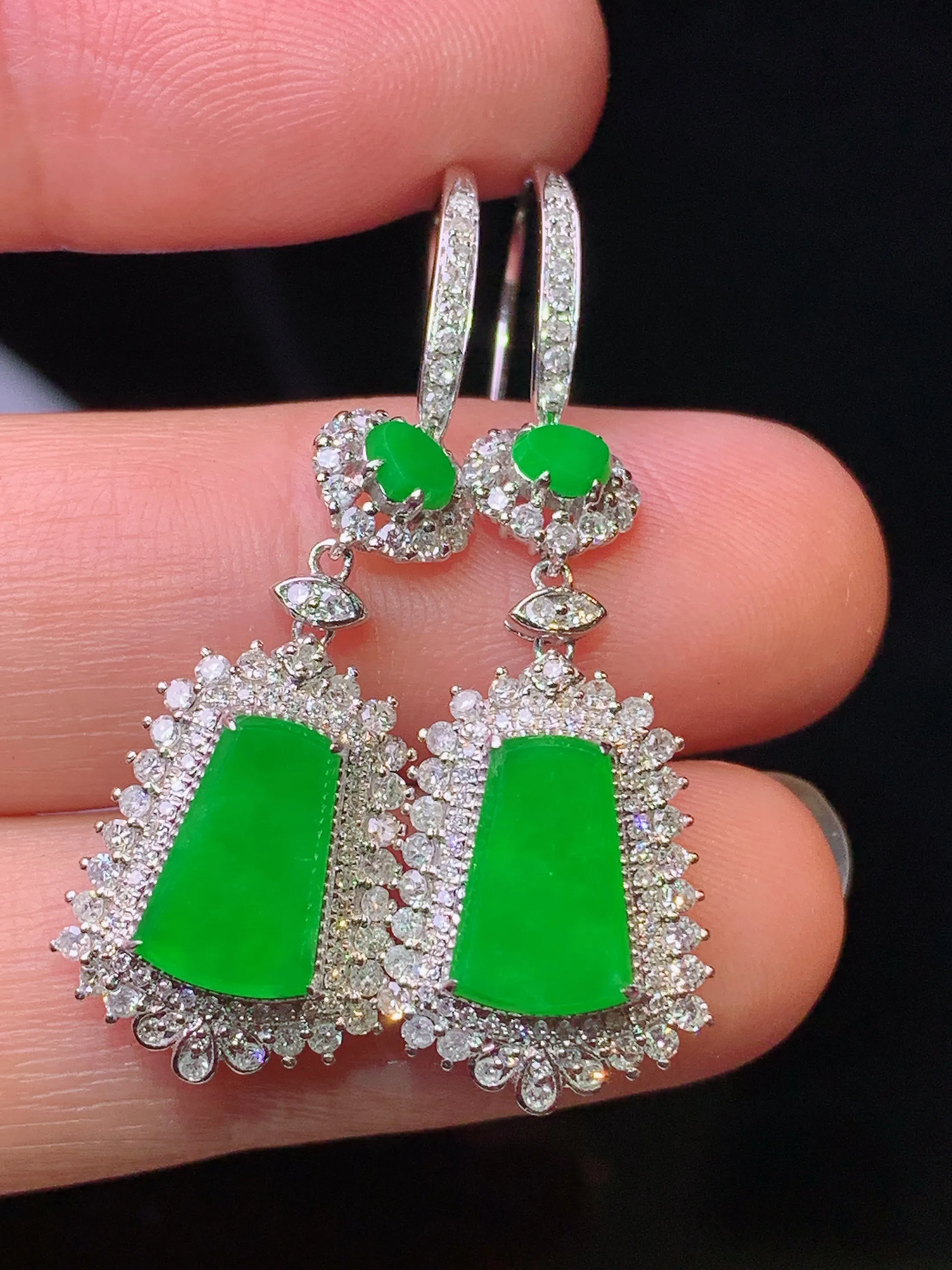18k金钻镶嵌满绿无事牌耳坠 玉质细腻  色泽清新艳丽 整体尺寸39*12.3*6