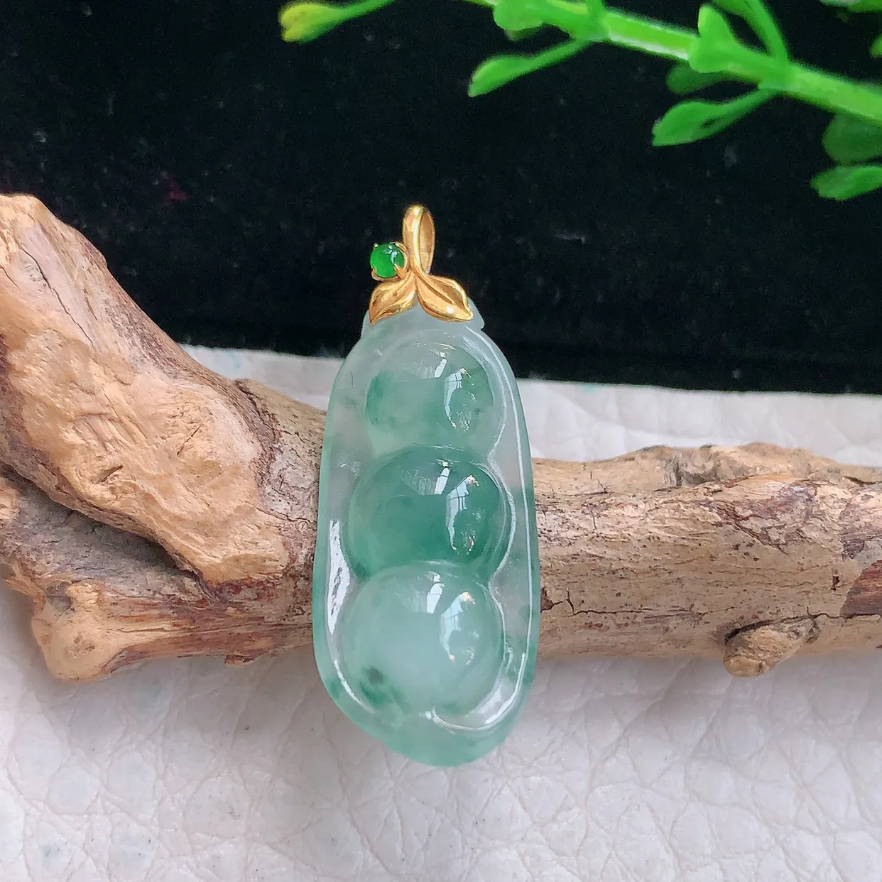 Lz实拍29.2*11.2*5.5天然缅甸翡翠冰飘花福豆吊坠 镶18k金扣四季豆玉坠