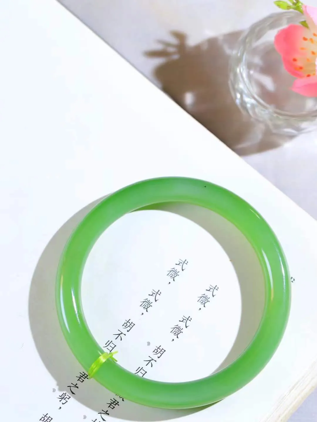 （温柔雅致.手镯）

收藏传家级臻品️和田玉碧玉猫眼圆条手镯。镯型饱满，温润细腻，脂润沁香。️执一卷书，沏一盏茶，着一袭裙，戴一只镯。淡淡浅笺，素心若兰，静赏玉中诗画。悠悠岁月，芊手轻摘，盛满诗样芳华。重31.5克   尺寸55-8.5-8mm    FDA-321201800