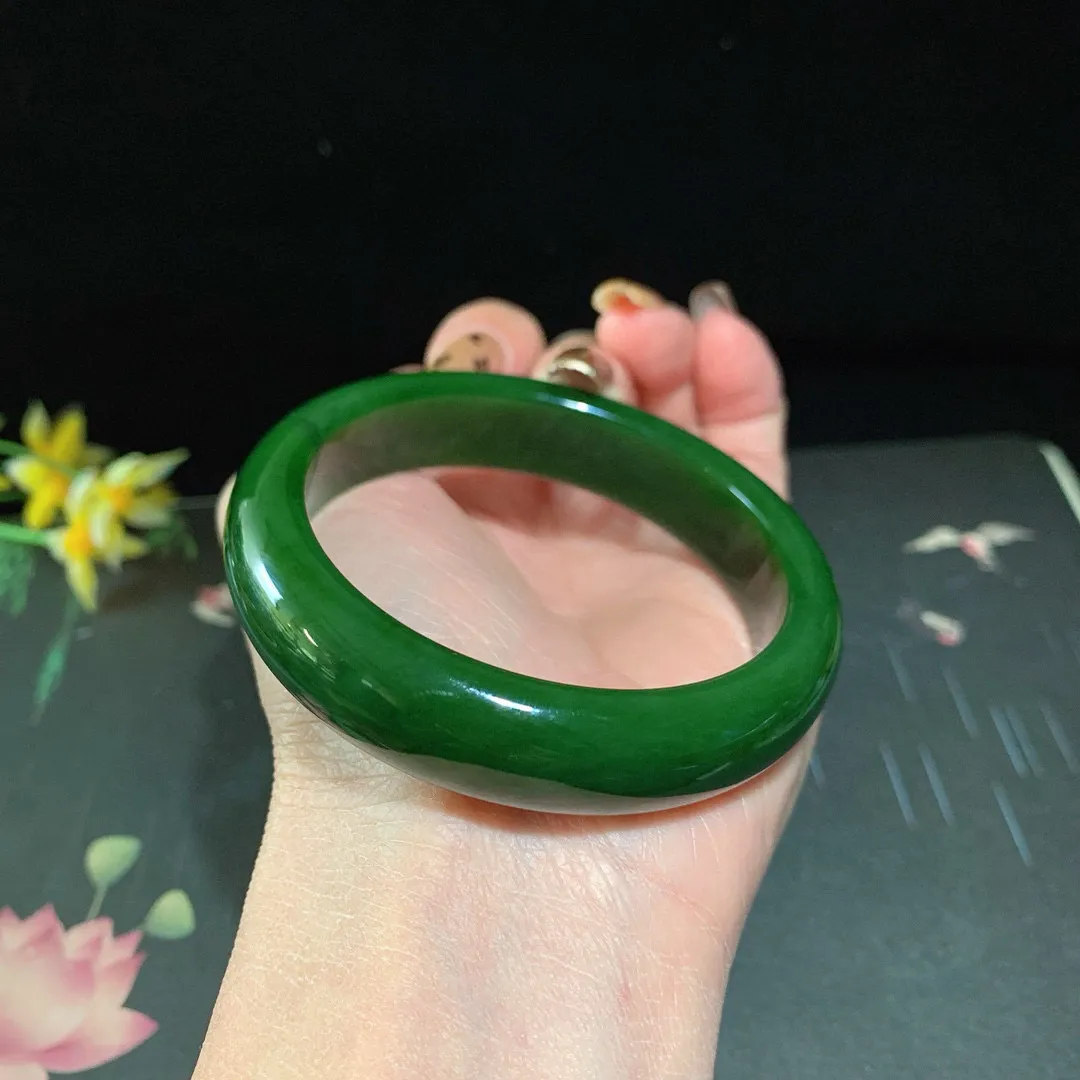 和田玉56.5圈口菠菜绿碧玉宽条手镯！玉质细腻油润 底色纯净 无裂无杂 脂粉好，品质高