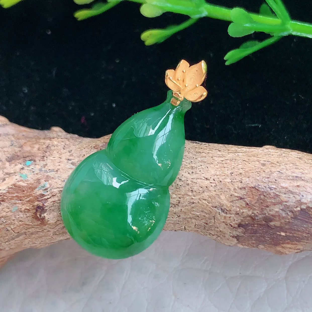 Lz 实拍24.5*12.3*4.3天然缅甸翡翠阳绿小葫芦吊坠 镶18k金福禄扣锁骨坠