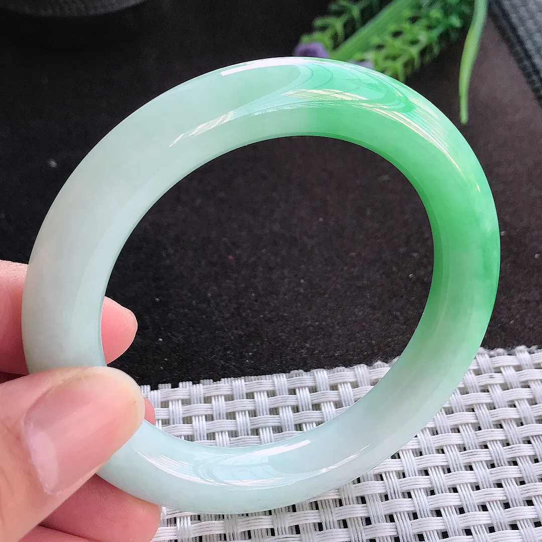 天然A货翡翠55.8/11.2/10.8老坑精美冰润飘阳绿圆条手镯玉镯