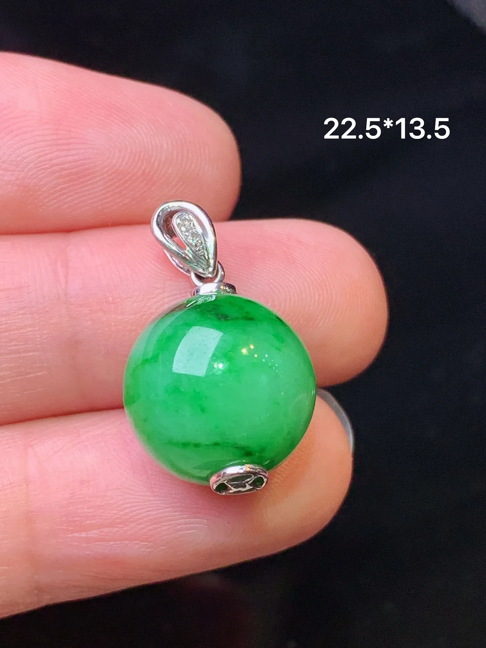 18k金镶嵌满绿圆珠吊坠 玉质细腻 色泽清新艳丽 整体尺寸22.5*13.5