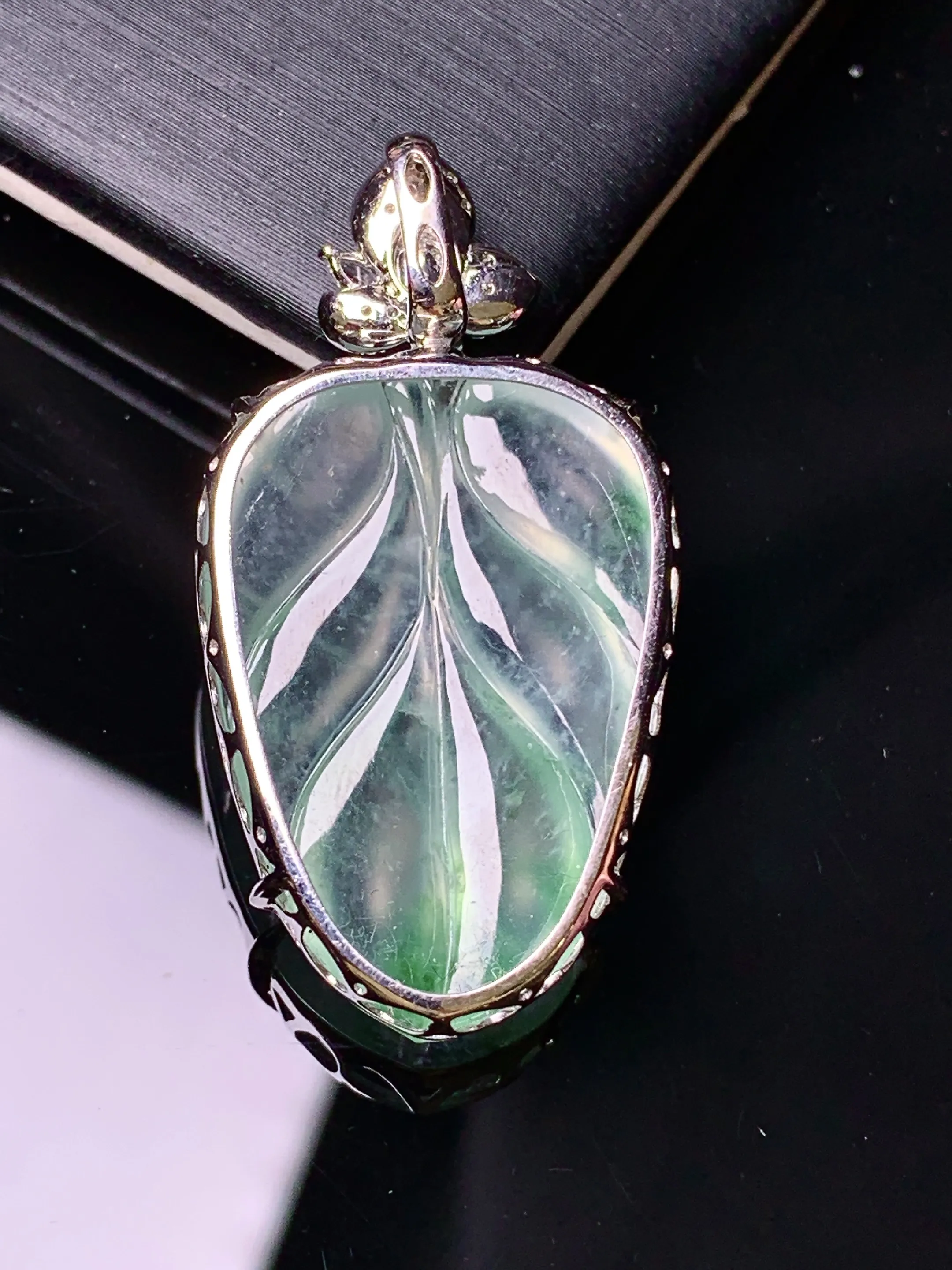 18k金钻镶嵌冰种树叶吊坠 玉质细腻 色泽清新艳丽 整体尺寸36*19*7.2