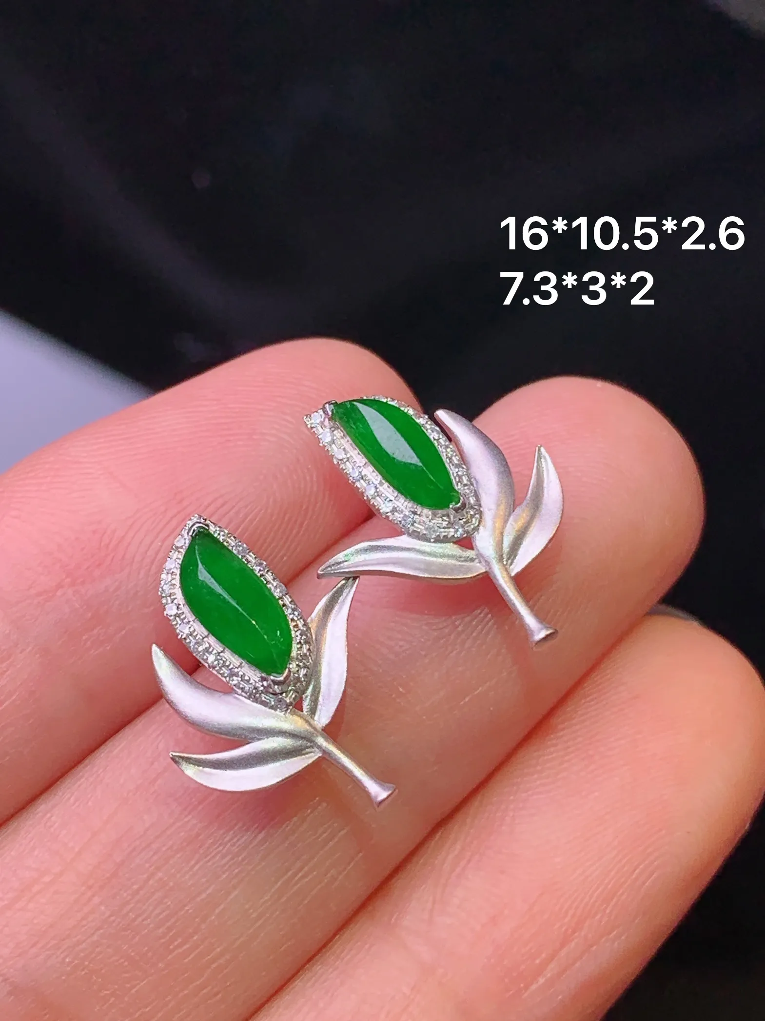 18k金镶嵌满绿随形耳钉 玉质细腻 色泽清新艳丽 整体尺寸16*10.5*2.6